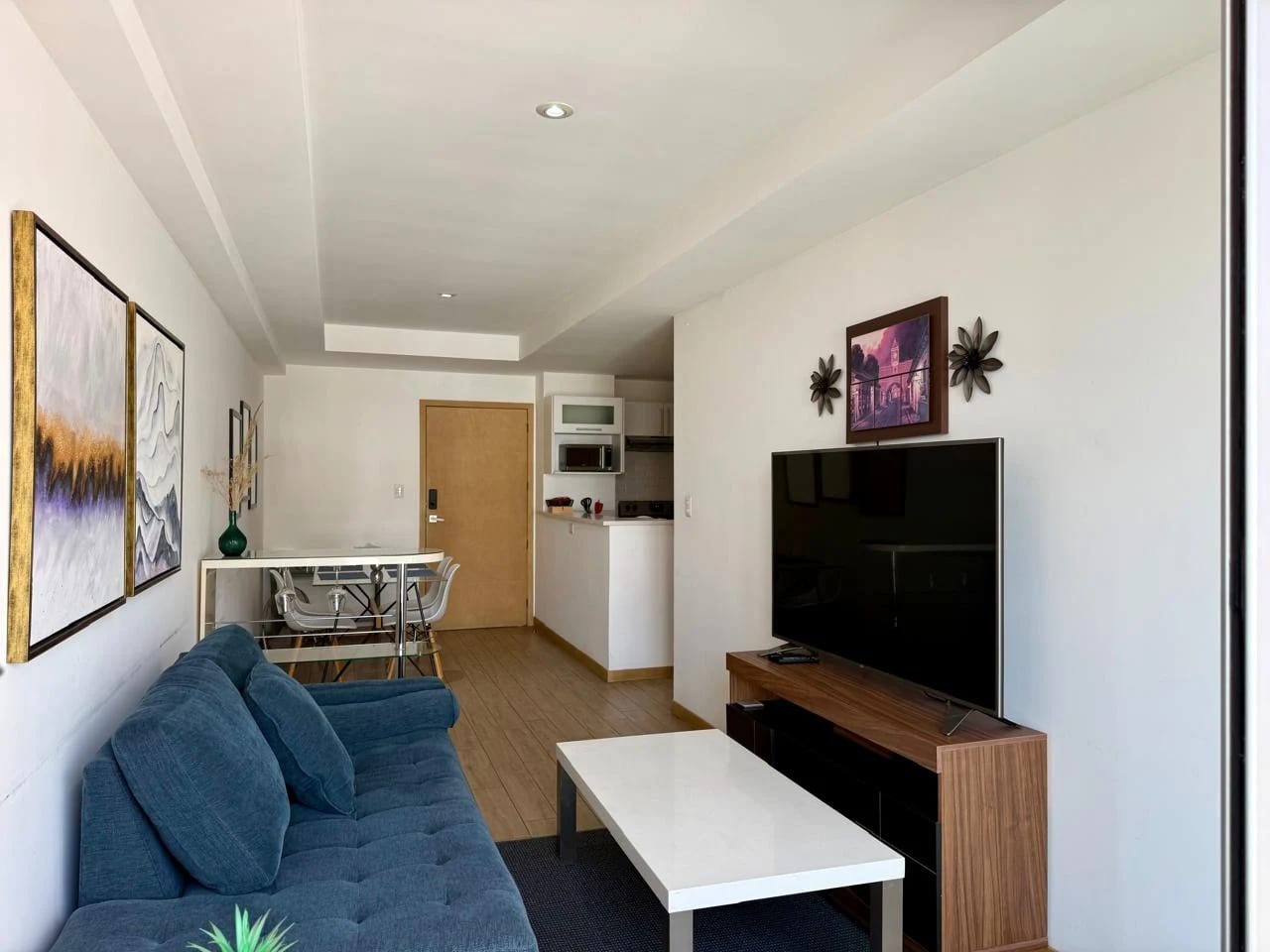 APARTAMENTO AMUEBLADO EN VENTA EN ZONA 10 CITY HAUS - Image 3