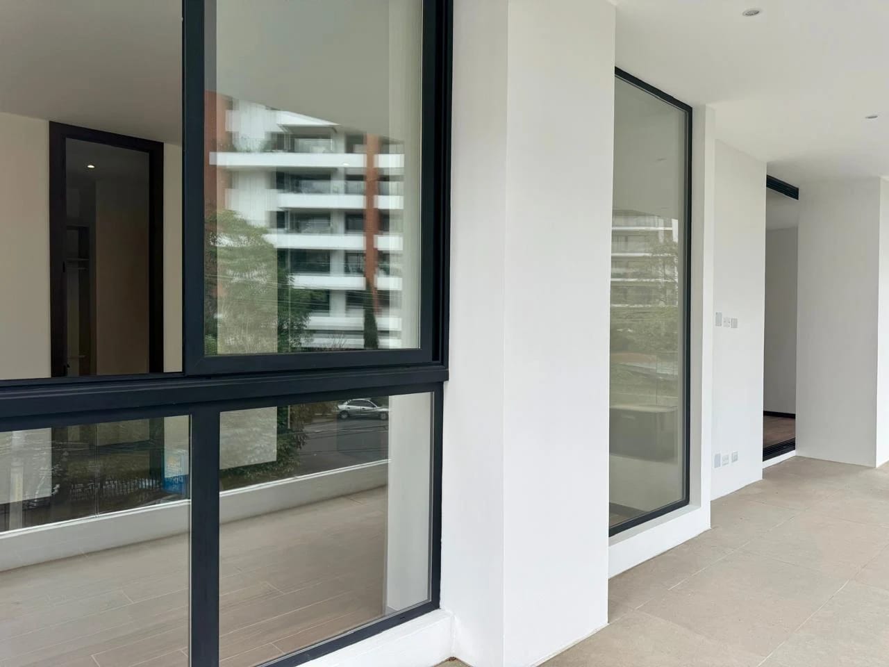 APARTAMENTO EN RENTA EN EXLUSIVO EDIFICIO DE ZONA 14 — Apartamento en Alquiler en Zona 14, Guatemala, Ciudad — foto 5 de 17