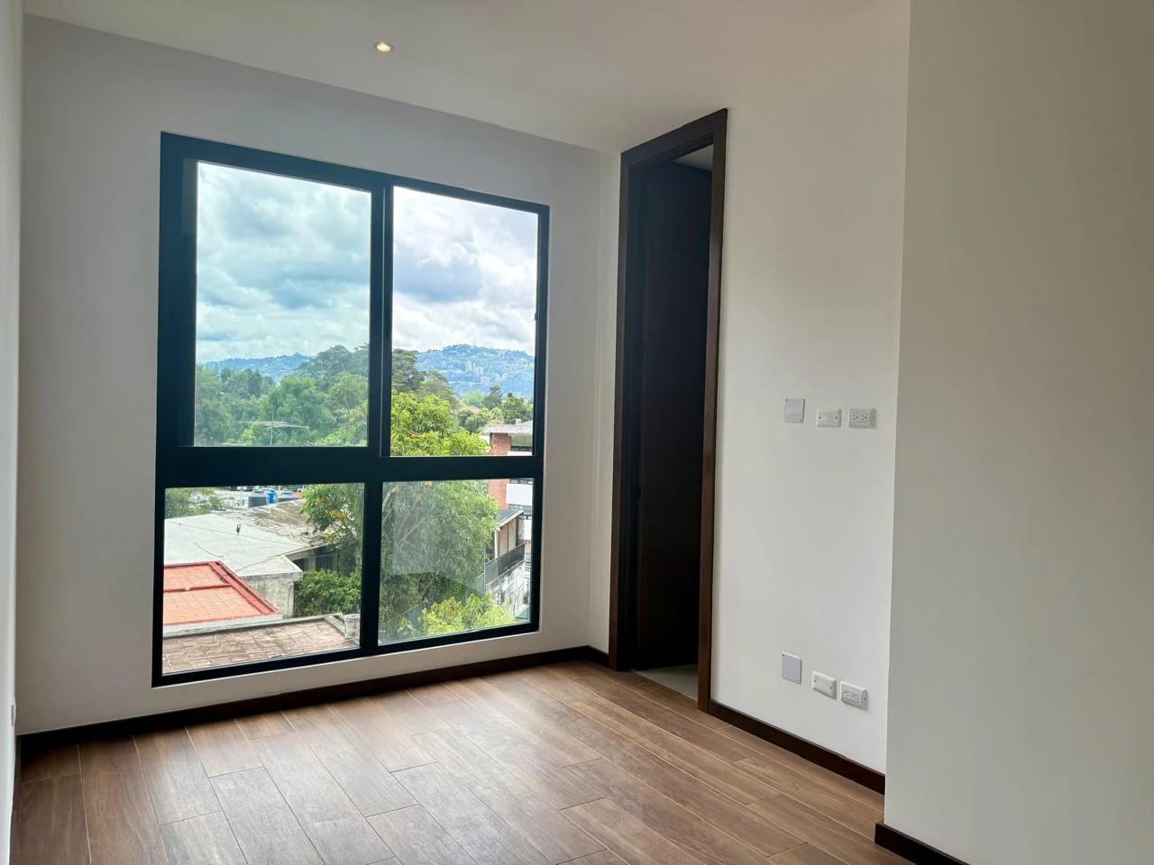 APARTAMENTO EN RENTA EN EXLUSIVO EDIFICIO DE ZONA 14 — Apartamento en Alquiler en Zona 14, Guatemala, Ciudad — foto 12 de 17