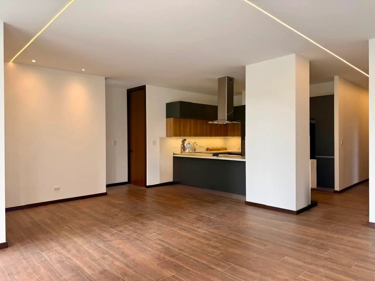 APARTAMENTO EN RENTA EN EXLUSIVO EDIFICIO DE ZONA 14 — Apartamento en Alquiler en Zona 14, Guatemala, Ciudad — foto 1 de 17