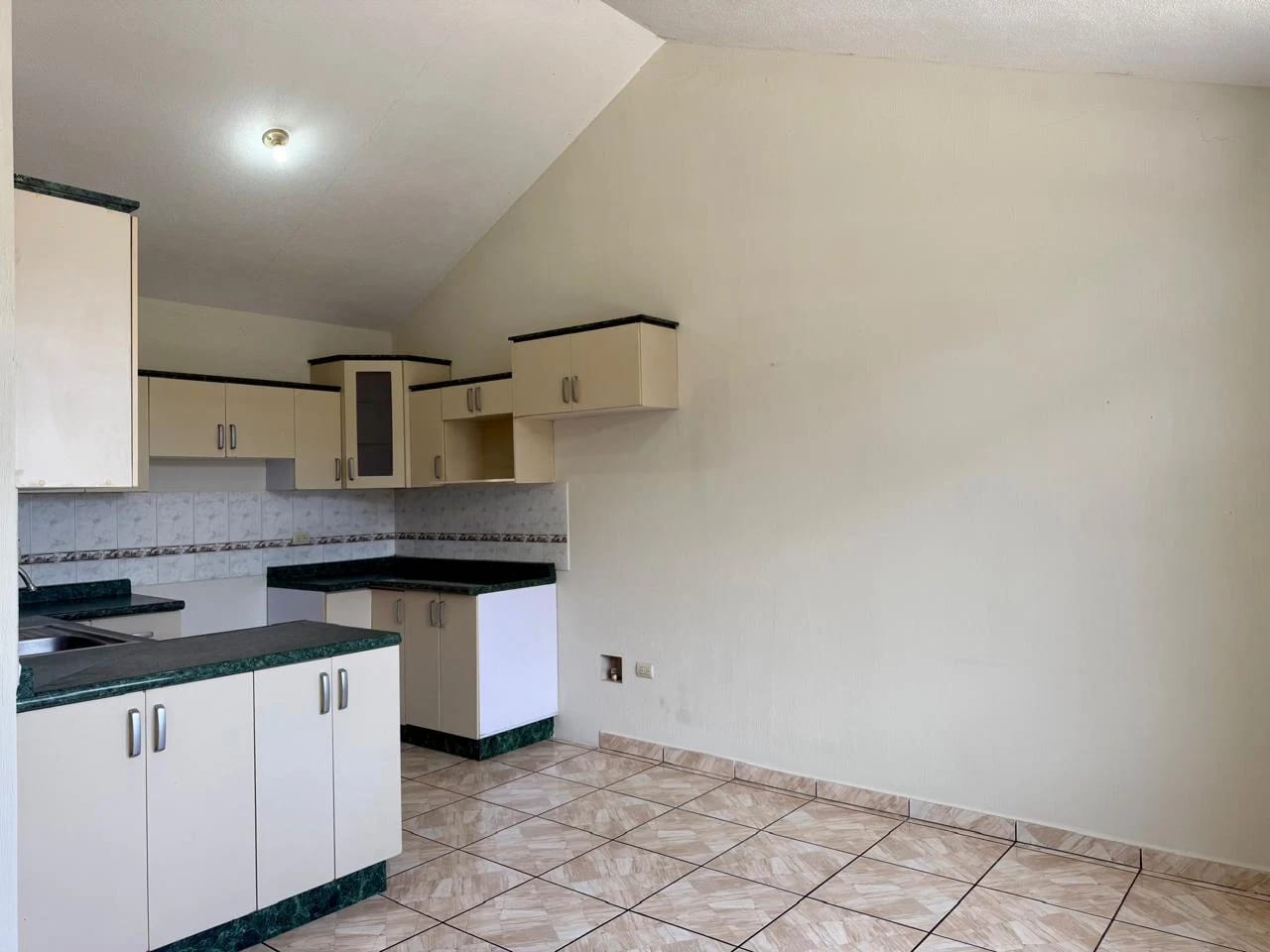 APARTAMENTO EN RENTA EN SAN CRISTOBAL, SECTOR B2 — Apartamento en Alquiler en Zona 8 Mixco, Guatemala, Ciudad — foto 7 de 17