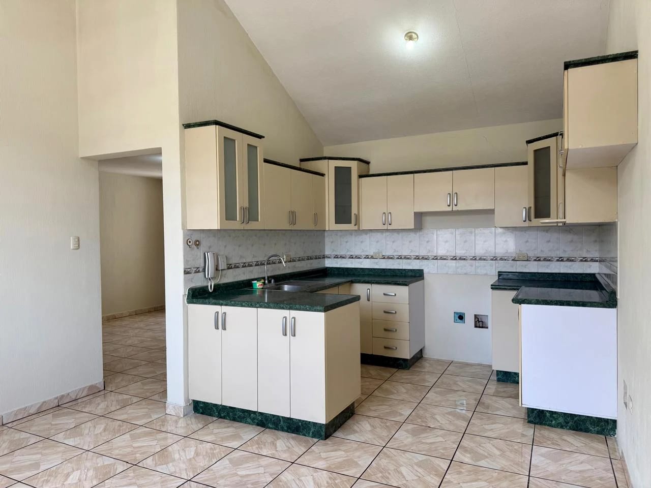 APARTAMENTO EN RENTA EN SAN CRISTOBAL, SECTOR B2 — Apartamento en Alquiler en Zona 8 Mixco, Guatemala, Ciudad — foto 8 de 17