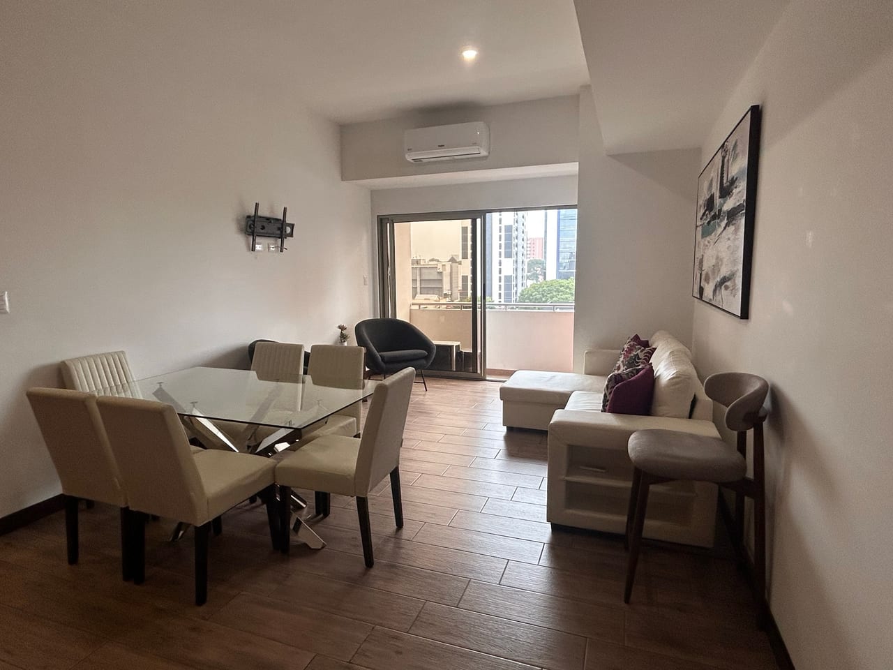 Super ubicado, apartamento en renta en edificio CASALINI — Apartamento en Alquiler en Zona 10, Guatemala, Ciudad — foto 1 de 17