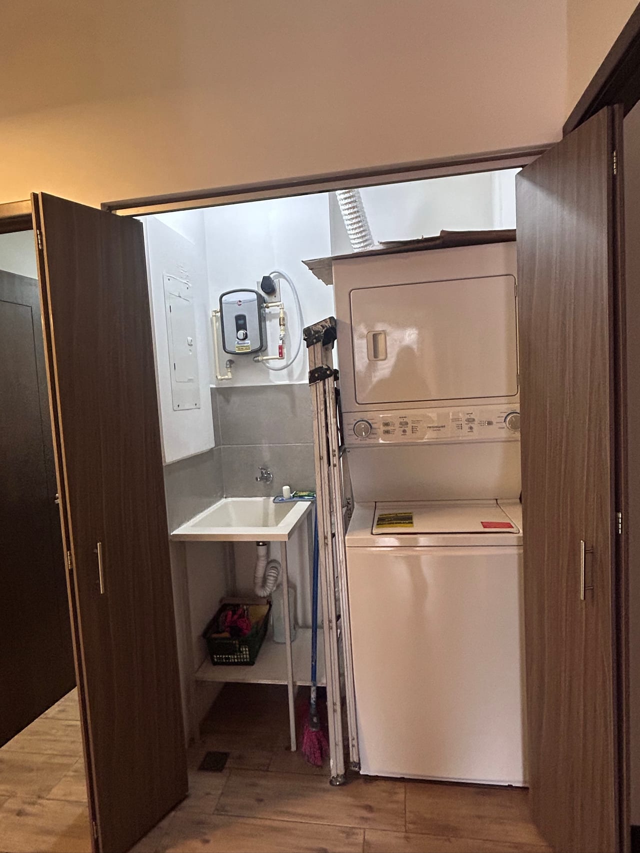Super ubicado, apartamento en renta en edificio CASALINI — Apartamento en Alquiler en Zona 10, Guatemala, Ciudad — foto 3 de 17
