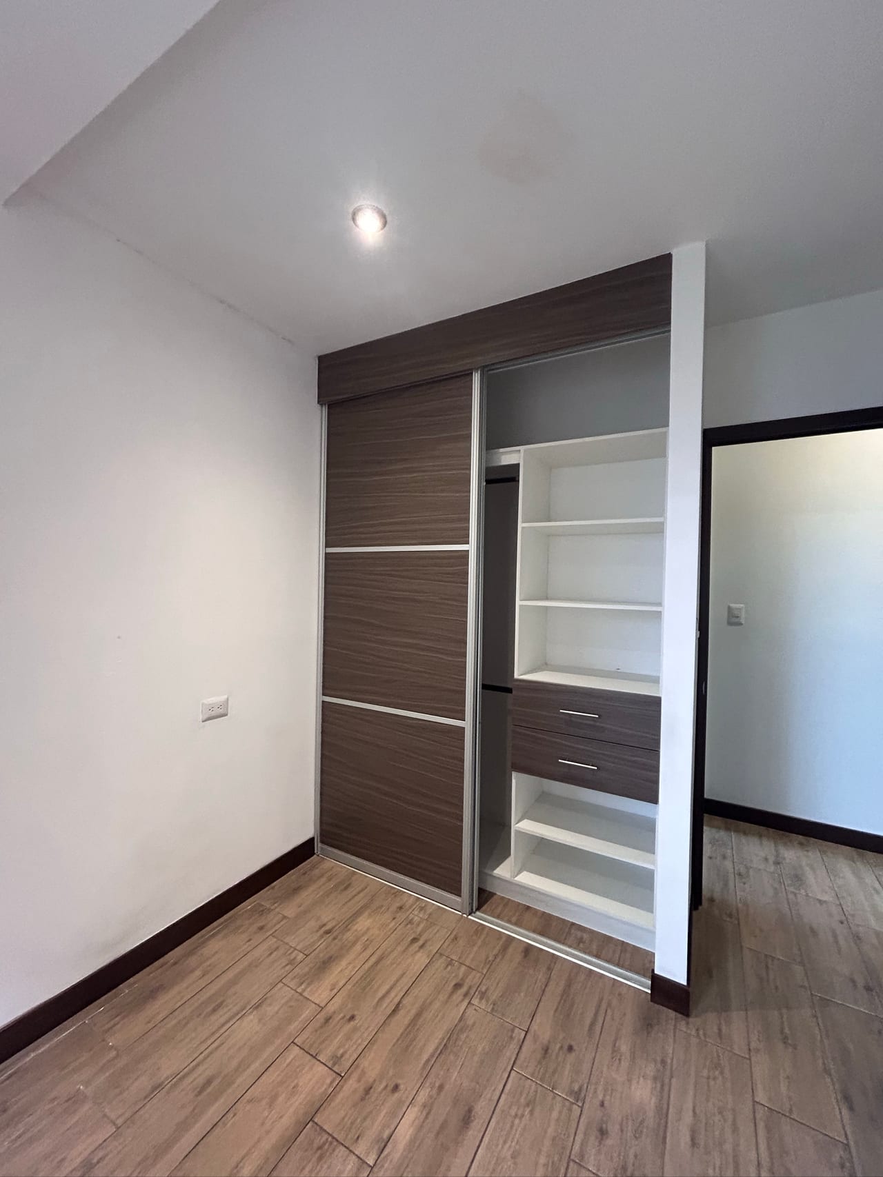 Super ubicado, apartamento en renta en edificio CASALINI — Apartamento en Alquiler en Zona 10, Guatemala, Ciudad — foto 11 de 17