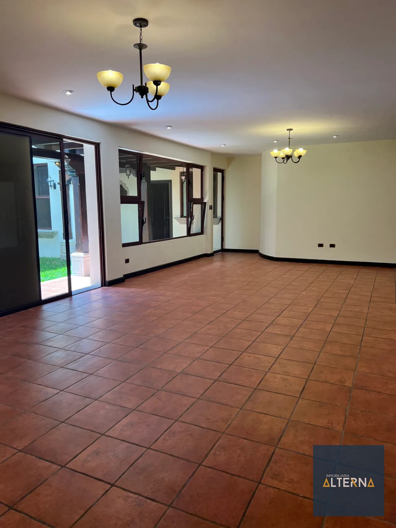 Apartamento de Primer Nivel con Jardin en Renta Zona 16 Kanajuyu a 5 M — Apartamento en Alquiler en Zona 16, Guatemala, Ciudad — foto 1 de 16