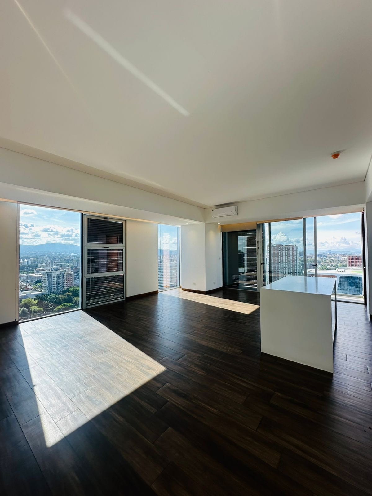 Apartamento en renta zona 10 — Apartamento en Alquiler en Zona 10, Guatemala, Ciudad — foto 1 de 4