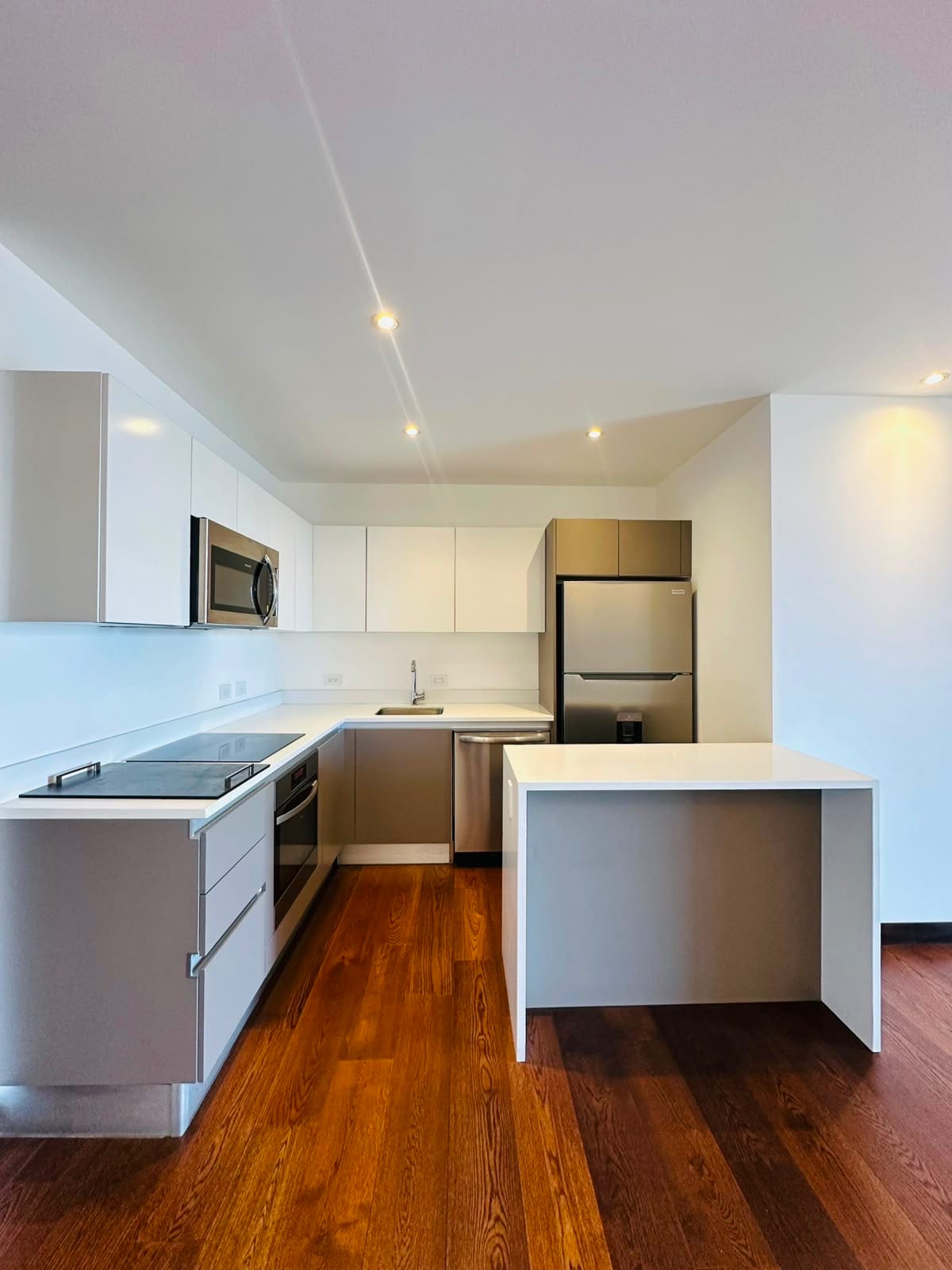 Apartamento en renta zona 10 — Apartamento en Alquiler en Zona 10, Guatemala, Ciudad — foto 1 de 5