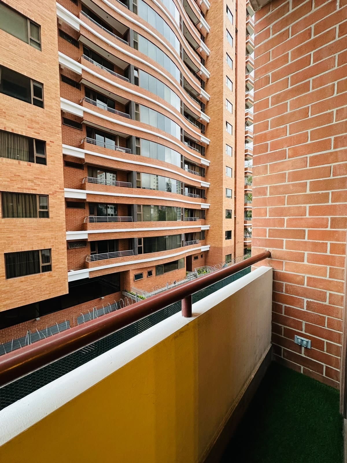 Apartamento amueblado en renta zona 10 — Apartamento en Alquiler en Zona 10, Guatemala, Ciudad — foto 3 de 4