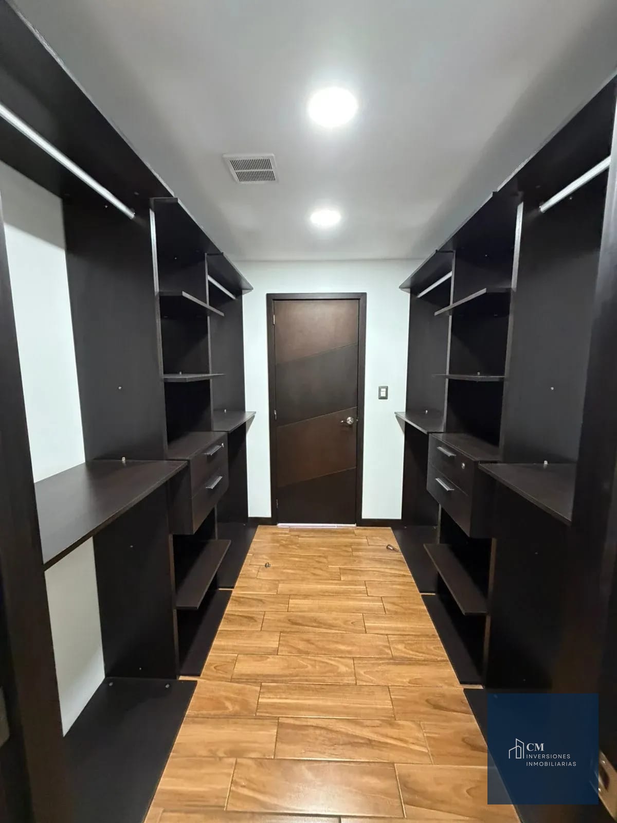 Walk-in closet — Vive con estilo en Vista Hermosa I: apartamento amueblado en renta Z15 — Apartamento en Alquiler en Vista Hermosa I, Zona 15, Guatemala, Ciudad — foto 13 de 14