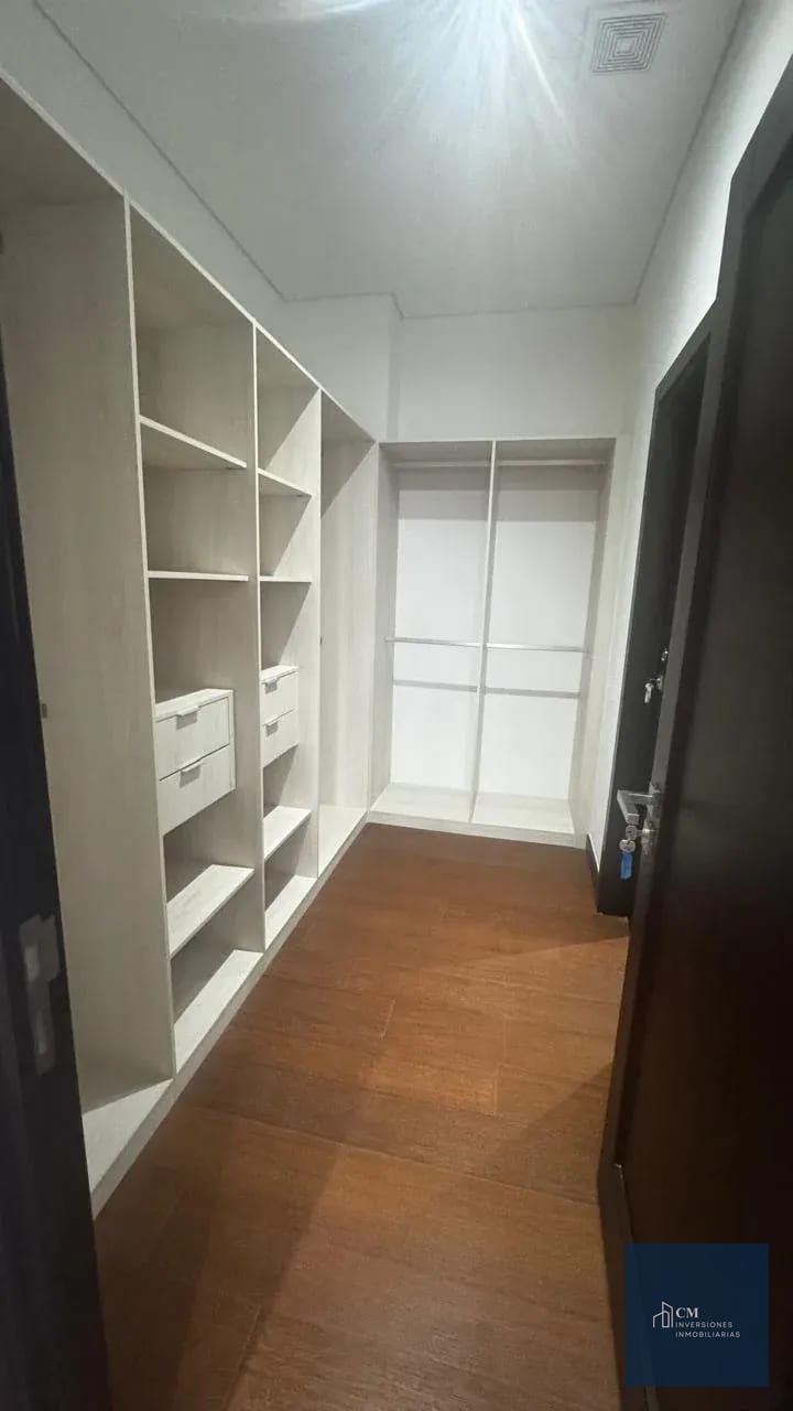 Walk-in Closet — Apartamento nuevo en renta en Nogales de Cayalá, zona 16 — Apartamento en Alquiler en Nogales de Cayalá, Zona 16, Guatemala, Ciudad — foto 7 de 17