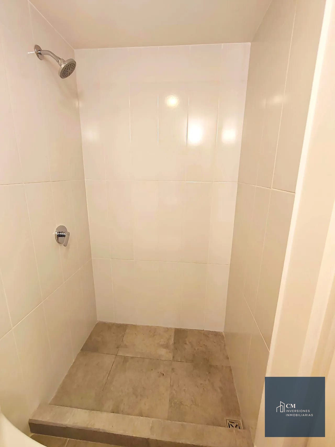 Ducha — Apartamento en Zona 10: ¡Inversión inteligente en Ciudad Vieja! — Apartamento en Venta en Ciudad Vieja, Zona 10, Guatemala, Ciudad — foto 11 de 12