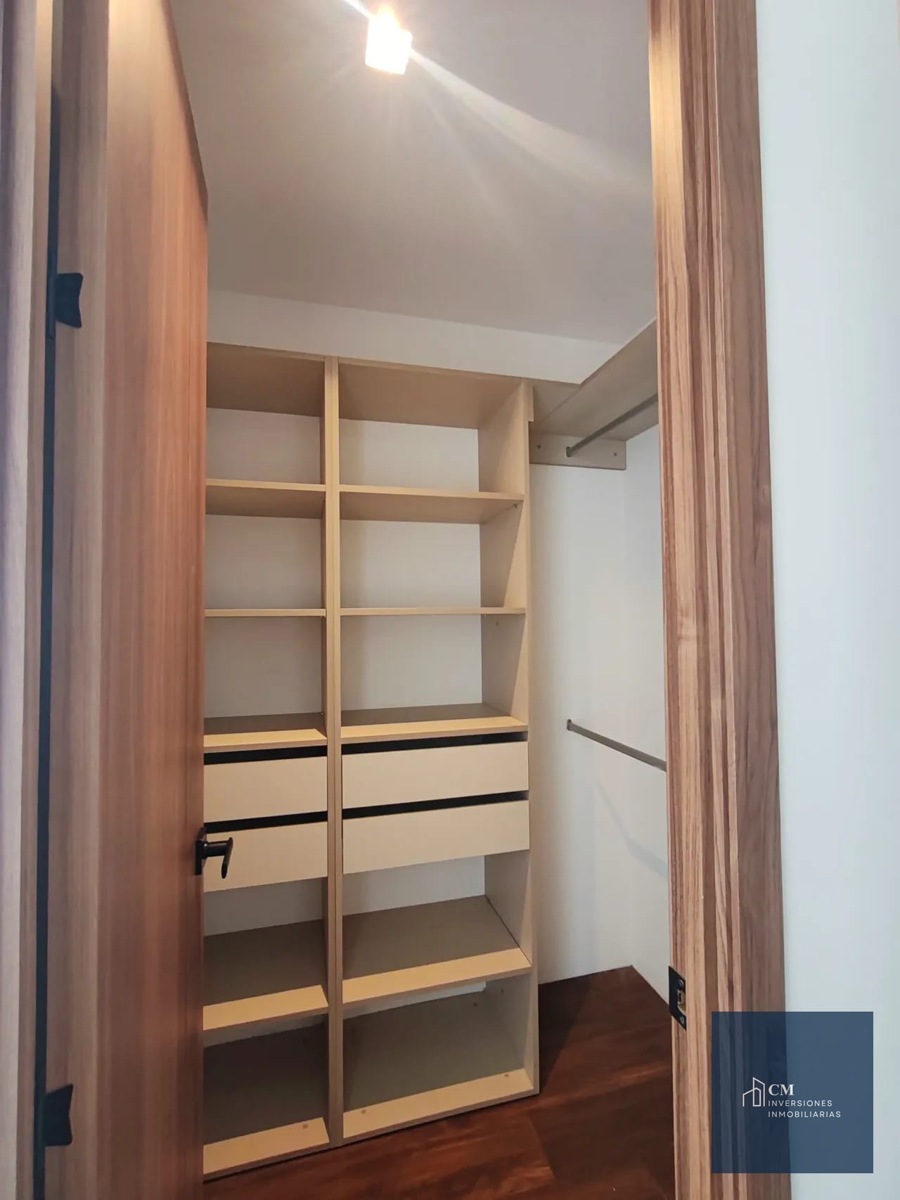 Closet — APARTAMENTO EN ZONA 15, VH II. ¡Comodidad, estilo y amenidades! — Apartamento en Alquiler en Vista Hermosa II, Zona 15, Guatemala, Ciudad — foto 10 de 17