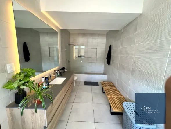 Baño — ¡Tu mejor Inversión! ¡Amplitud, pérgola y jardín! — Apartamento en Venta en Ciudad Vieja, Zona 10, Guatemala, Ciudad — foto 4 de 17