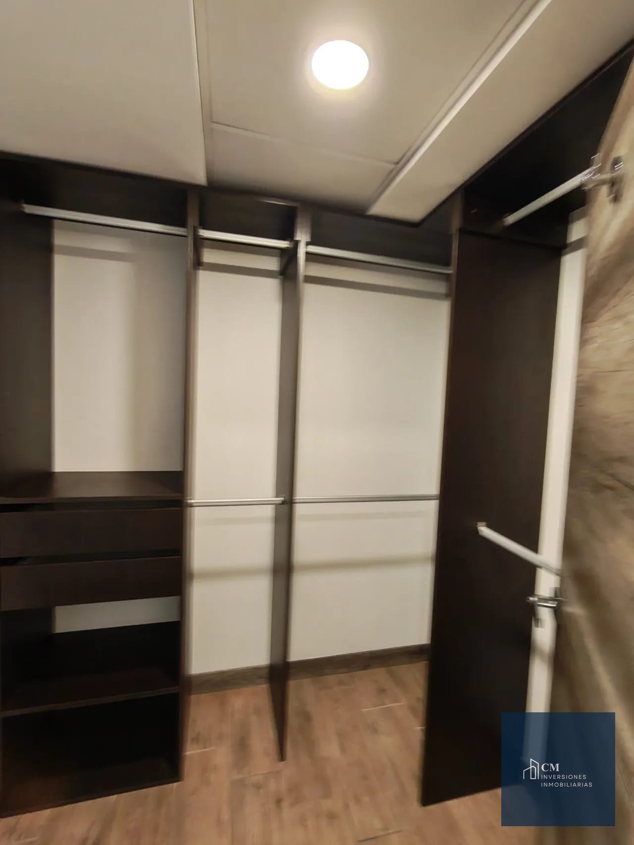 Closet — ¡Vive con comodidad y estilo en Zona 15, rodeado de amenidades ! — Apartamento en Alquiler en Vista Hermosa II, Zona 15, Guatemala, Ciudad — foto 10 de 17