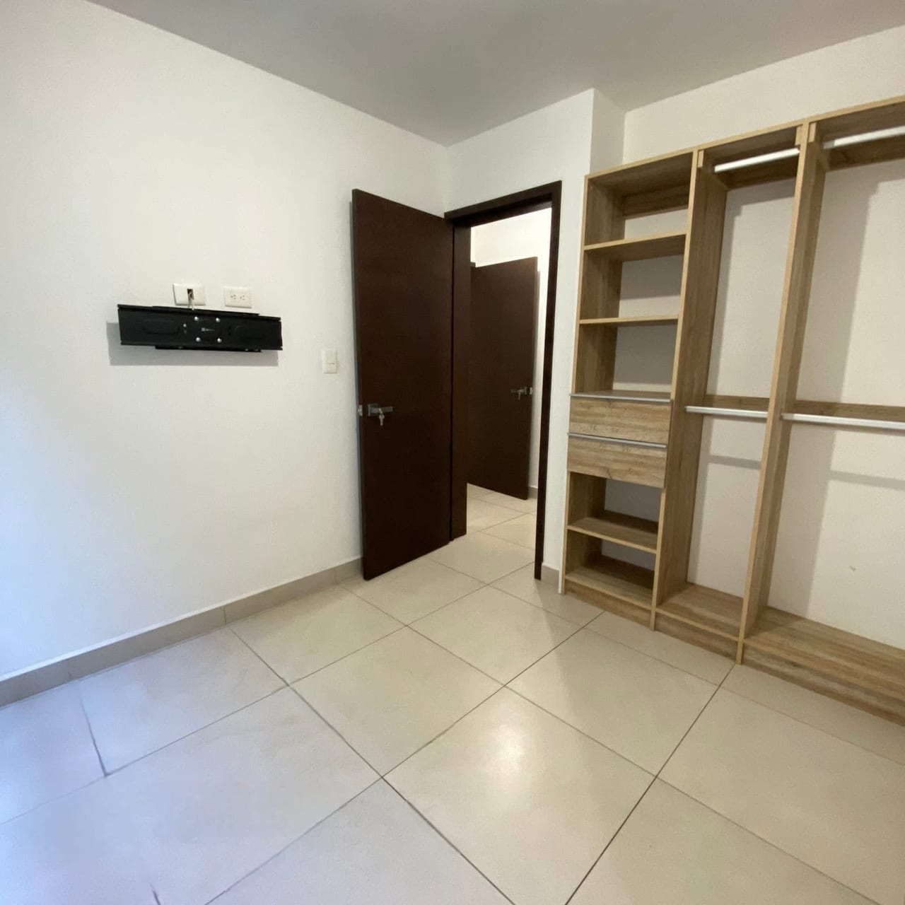 BE14 / APARTAMENTO EN RENTA DE 3 HABITACIONES Y JARDÍN — Apartamento en Alquiler en Be14, Zona 14, Guatemala, Ciudad — foto 4 de 10