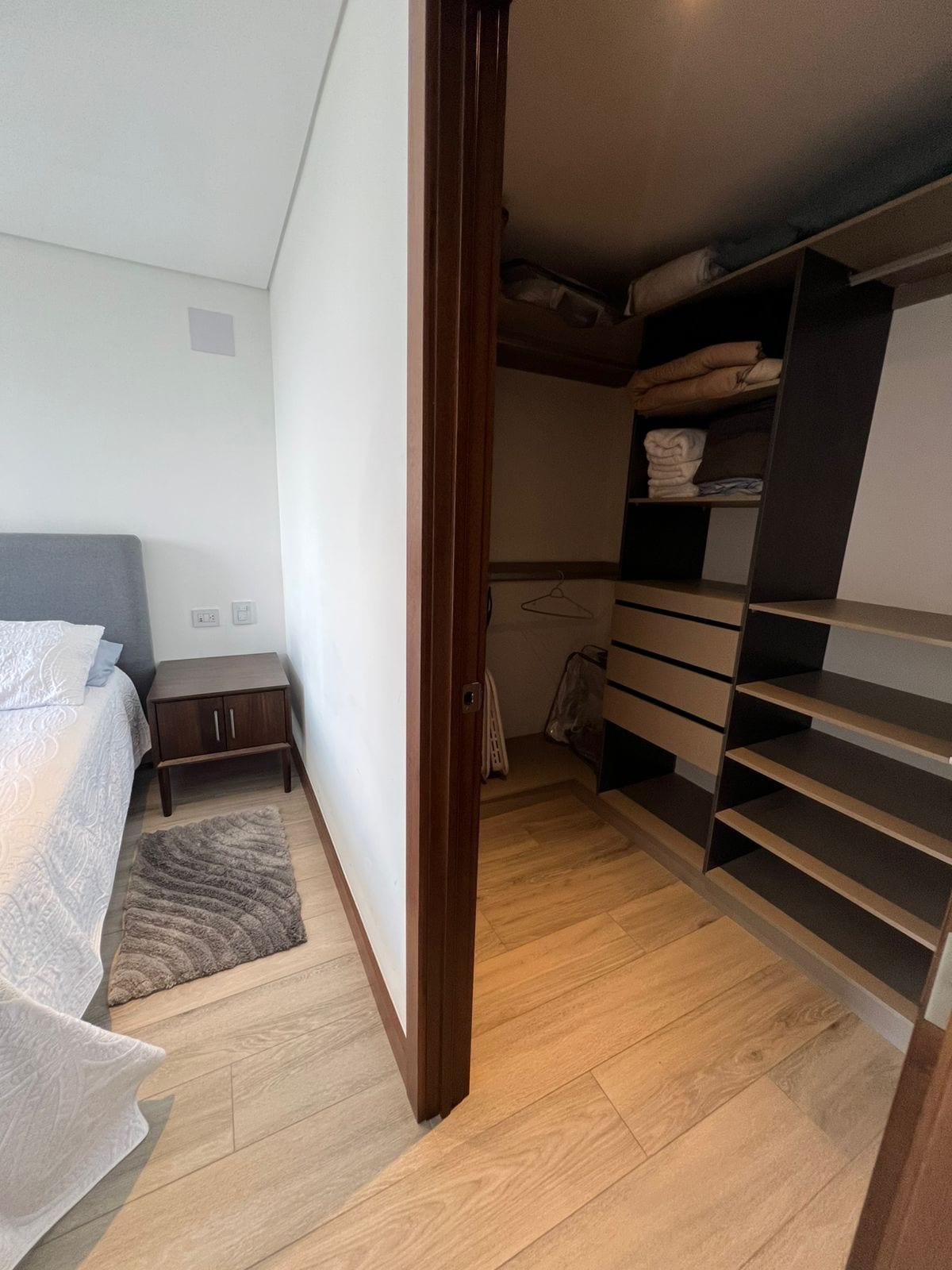 RESERVA DIEZ / RENTA APARTAMENTO AMUEBLADO DE 3 HABITACIONES Y CS — Apartamento en Alquiler en Reserva Diez, Zona 10, Guatemala, Ciudad — foto 10 de 14