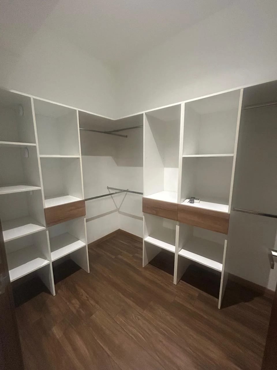 Se Alquila Apto. Edificio Casa Acueducto, Zona 10. Nivel Alto. — Apartamento en Alquiler en Casa Acueducto, Zona 10, Guatemala, Ciudad — foto 8 de 17