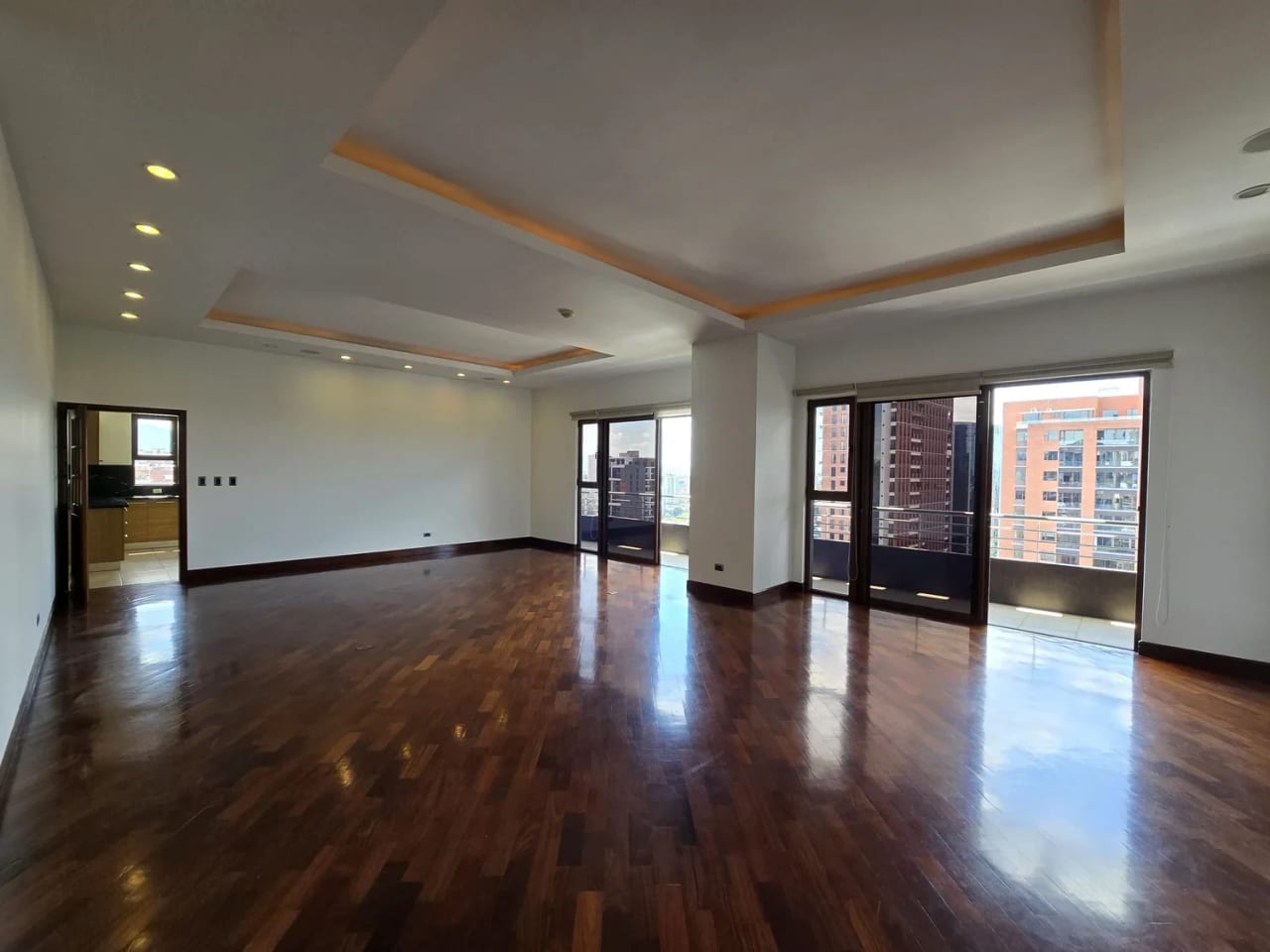 Se Alquila/Vende Apto. PH en Edificio Zona 10. — Apartamento en Venta en Zona 10, Guatemala, Ciudad — foto 2 de 17