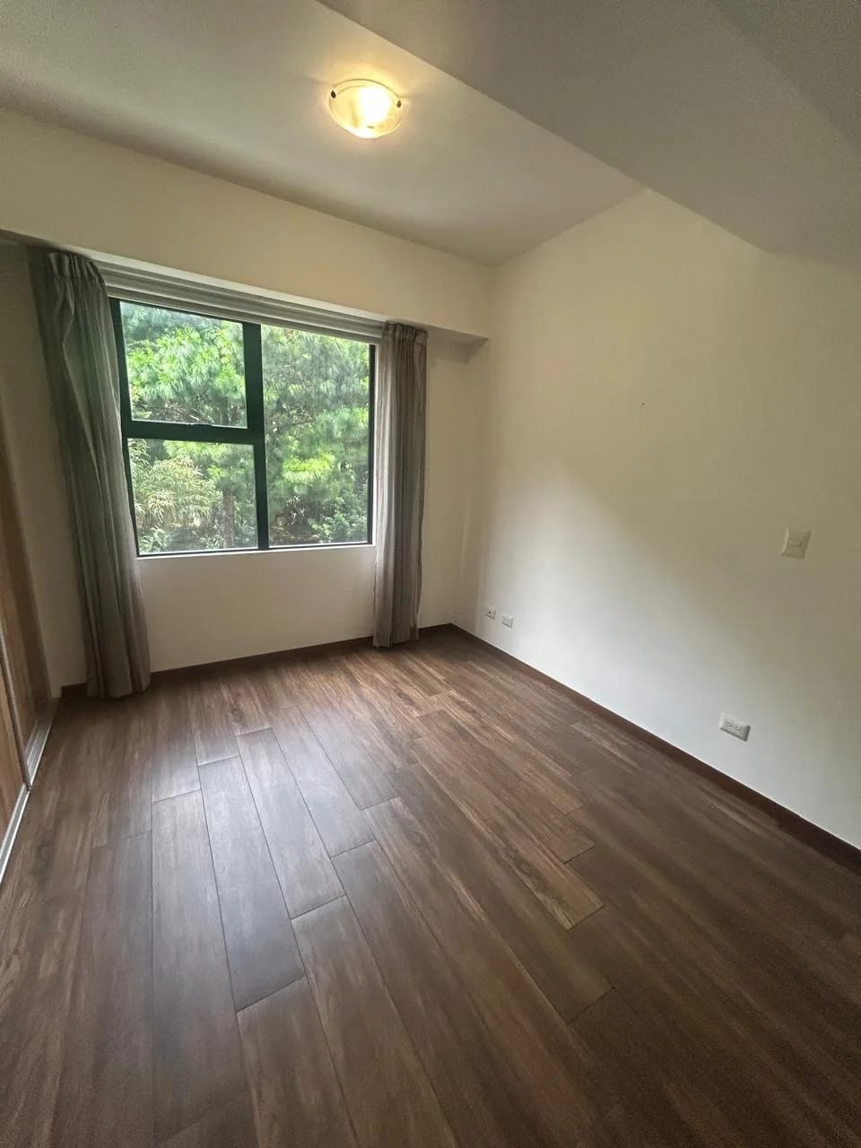 Se Alquila Apto. Edificio Casa Acueducto, Zona 10. Nivel Bajo. — Apartamento en Alquiler en Casa Acueducto, Zona 10, Guatemala, Ciudad — foto 10 de 16