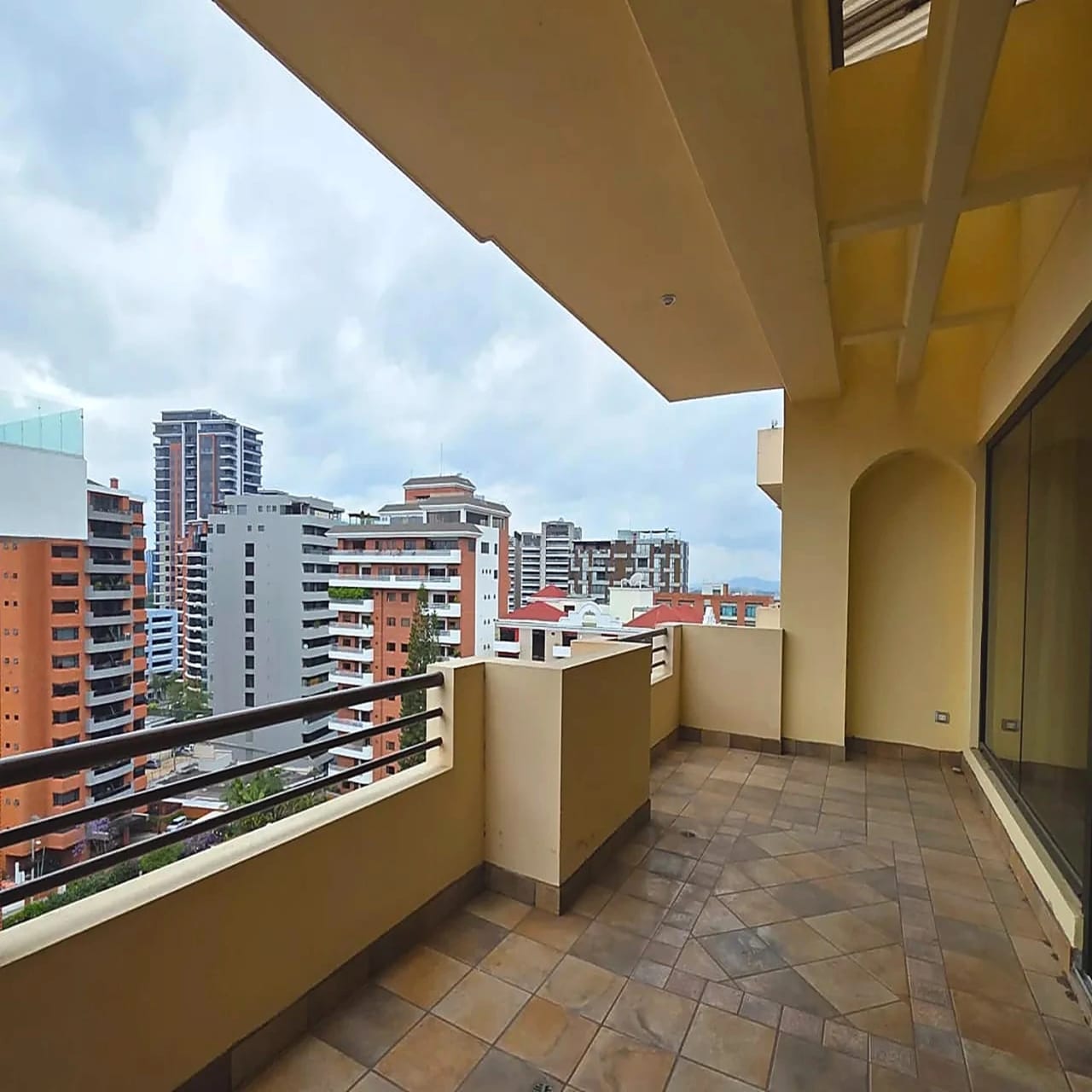 Apartamento en venta zona 10 Edificio Torre Castelar de 4 habitaciones — Apartamento en Venta en Torre Castelar, Zona 10, Guatemala, Ciudad — foto 4 de 9
