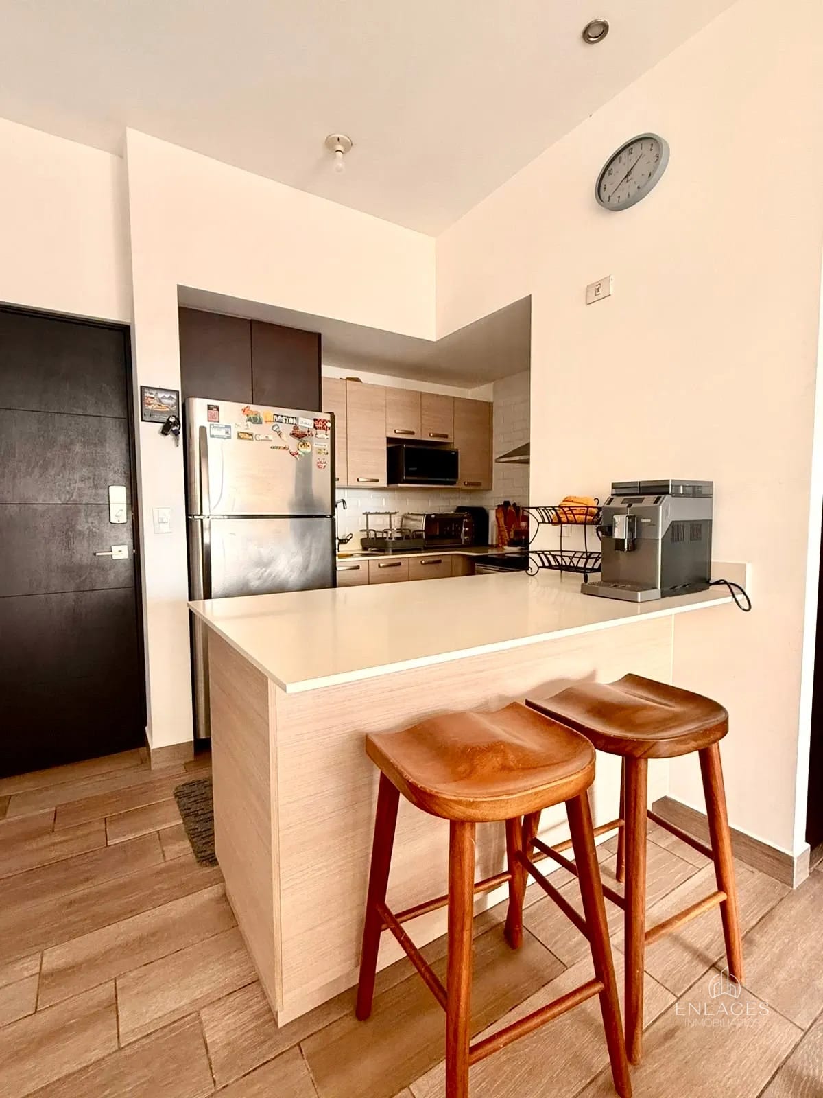 Zona 11 • Apartamento Semiamueblado en Renta • Torre Once - Image 1