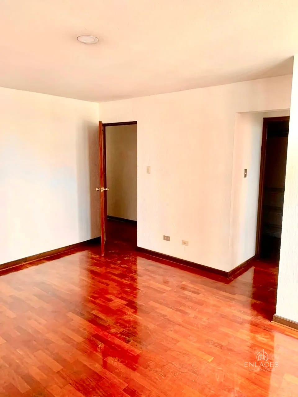 Zona 14 • Apartamento en Renta • Edificio Greco — Apartamento en Alquiler en Zona 14, Guatemala, Ciudad — foto 8 de 10