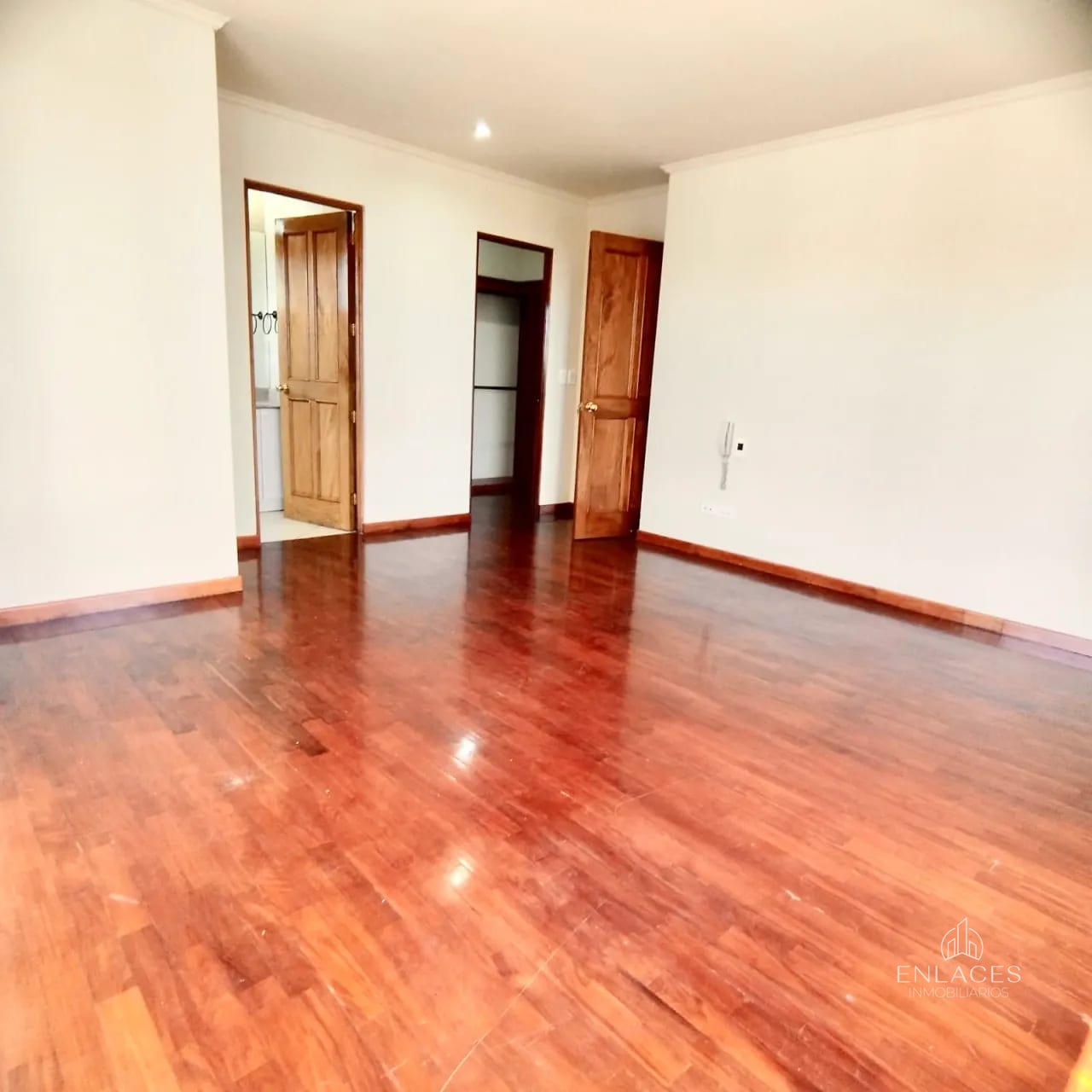 Zona 10 • Apartamento en Renta • Edificio Real de la Villa — Apartamento en Alquiler en Real de la Villa, Zona 10, Guatemala, Ciudad — foto 7 de 12