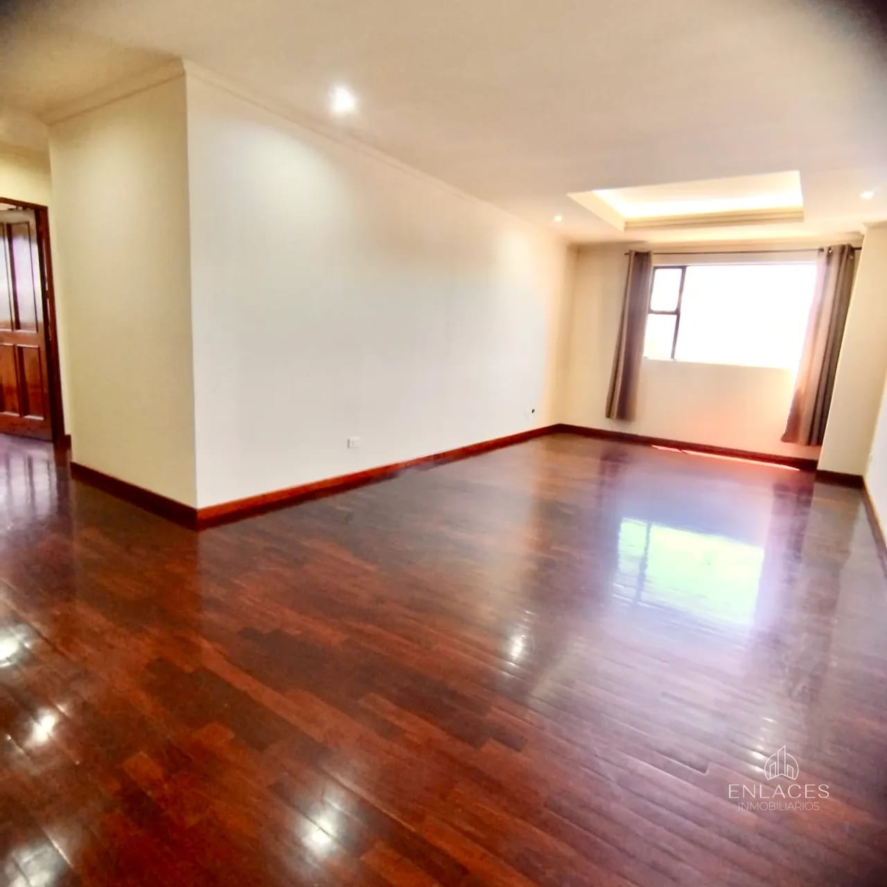 Zona 10 • Apartamento en Renta • Edificio Real de la Villa — Apartamento en Alquiler en Real de la Villa, Zona 10, Guatemala, Ciudad — foto 2 de 12