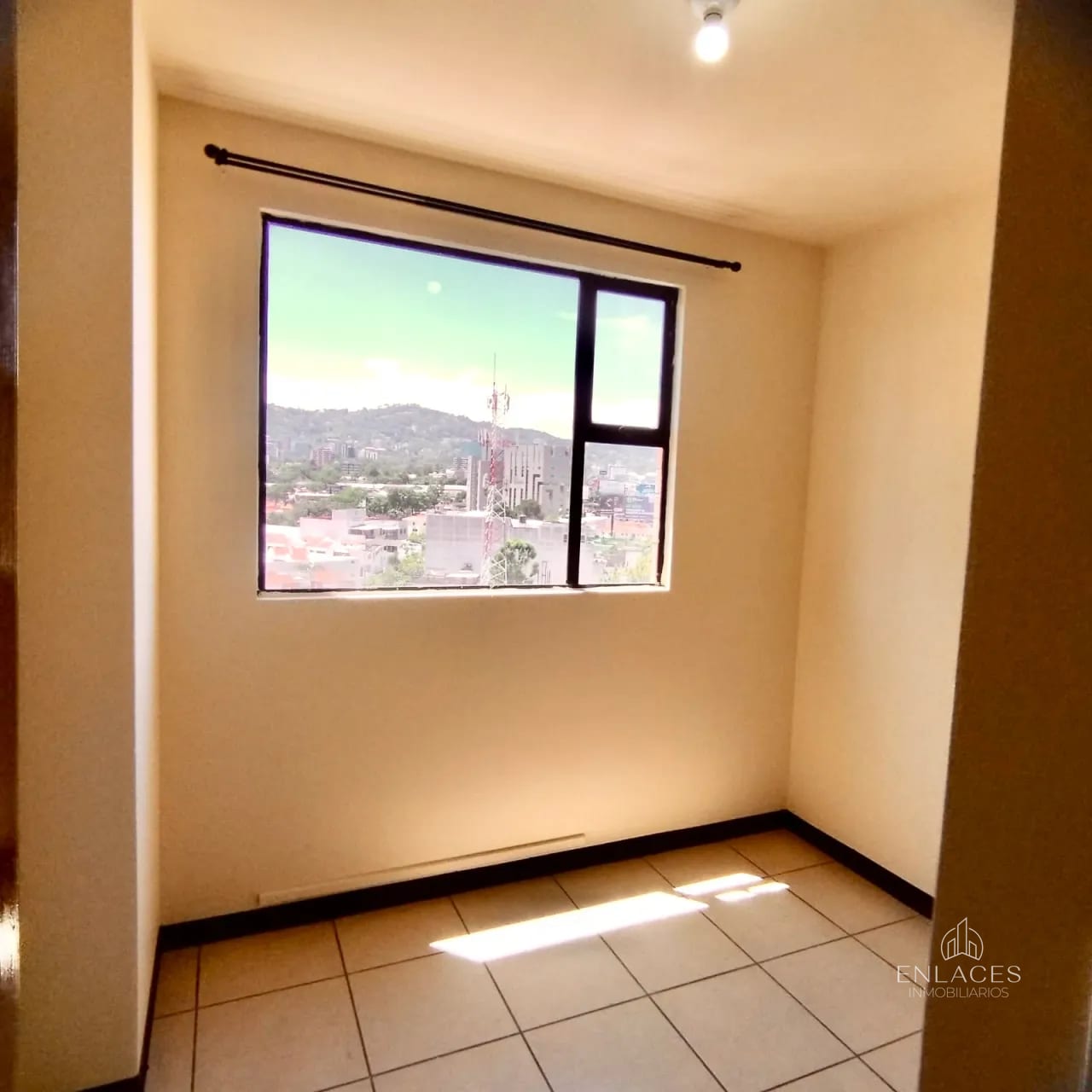 Zona 10 • Apartamento en Renta • Edificio Real de la Villa — Apartamento en Alquiler en Real de la Villa, Zona 10, Guatemala, Ciudad — foto 4 de 12