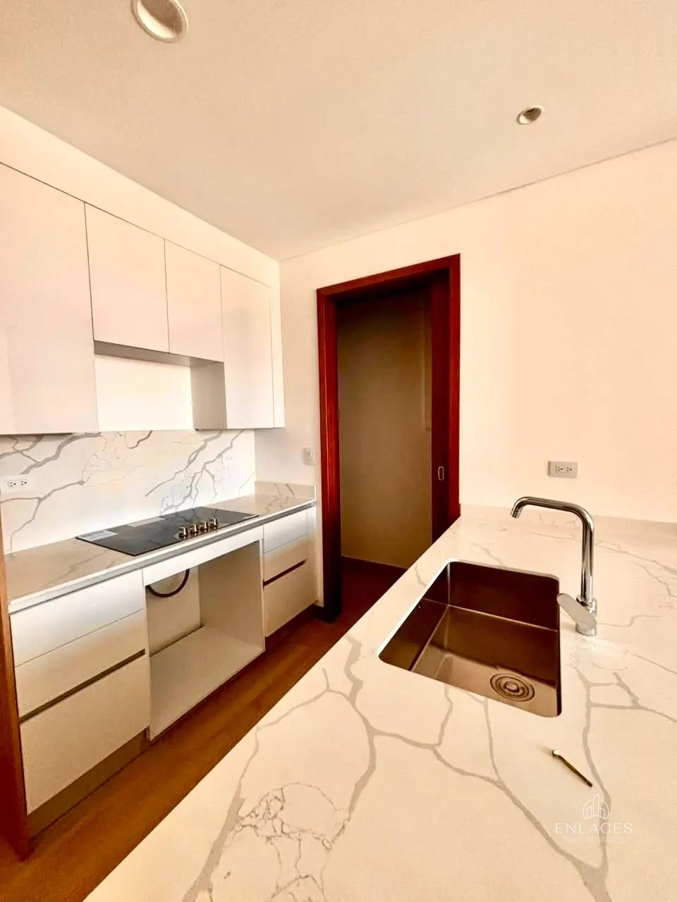 Zona 10 • Apartamento en Renta • Edificio Ferré Diez — Apartamento en Alquiler en Ferré Diez, Zona 10, Guatemala, Ciudad — foto 2 de 8