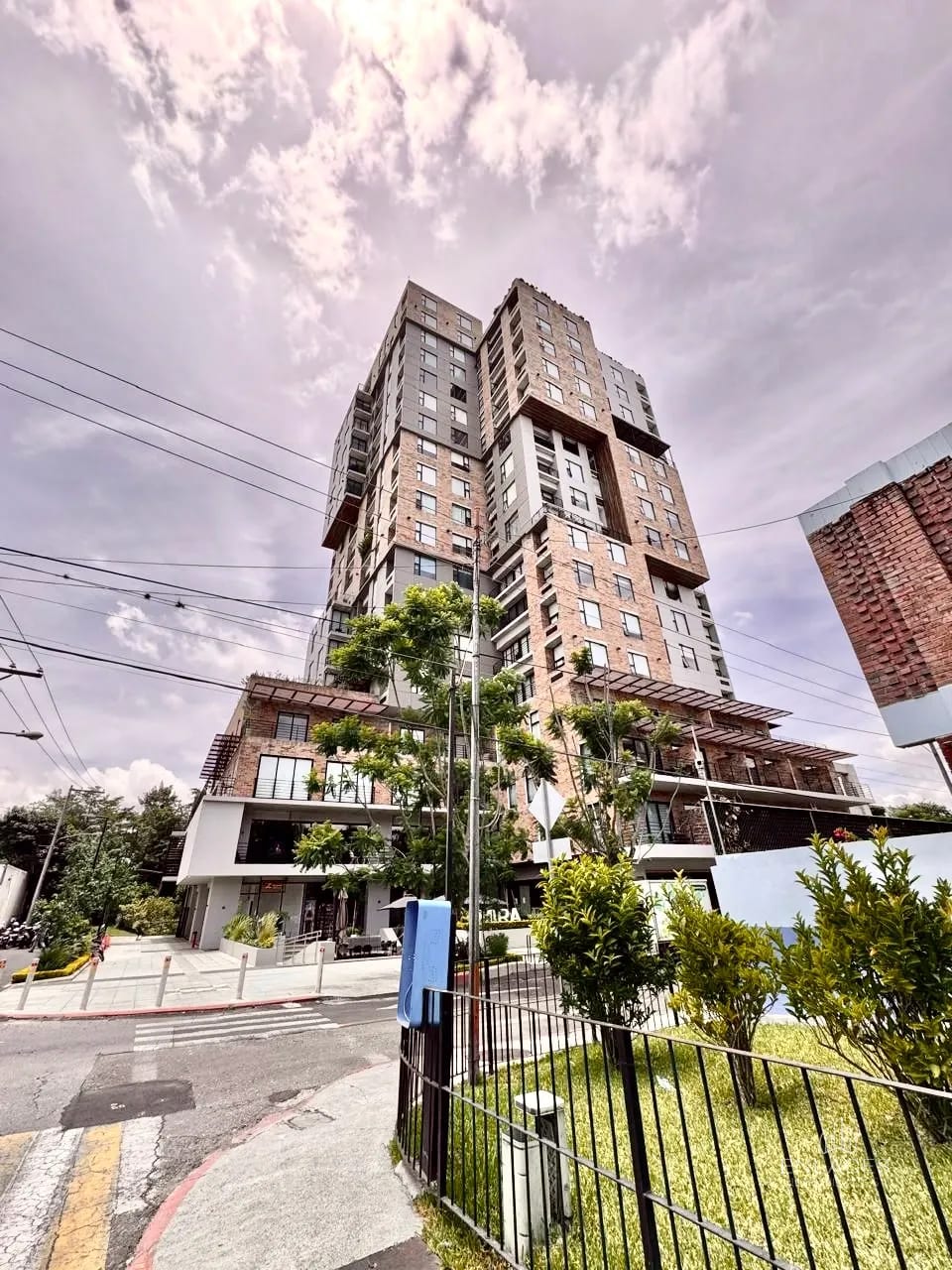 Zona 10 • Apartamento en Renta • Edificio Mira — Apartamento en Alquiler en Mira, Zona 10, Guatemala, Ciudad — foto 14 de 14