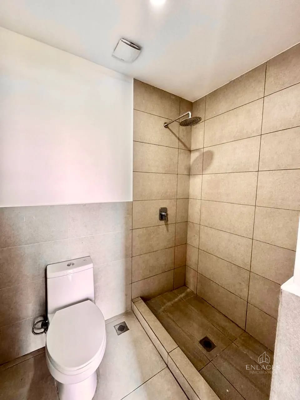 Zona 10 • Apartamento en Renta • Edificio Mira — Apartamento en Alquiler en Mira, Zona 10, Guatemala, Ciudad — foto 10 de 14