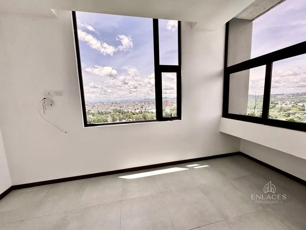Zona 10 • Apartamento en Renta • Edificio Mira — Apartamento en Alquiler en Mira, Zona 10, Guatemala, Ciudad — foto 4 de 14