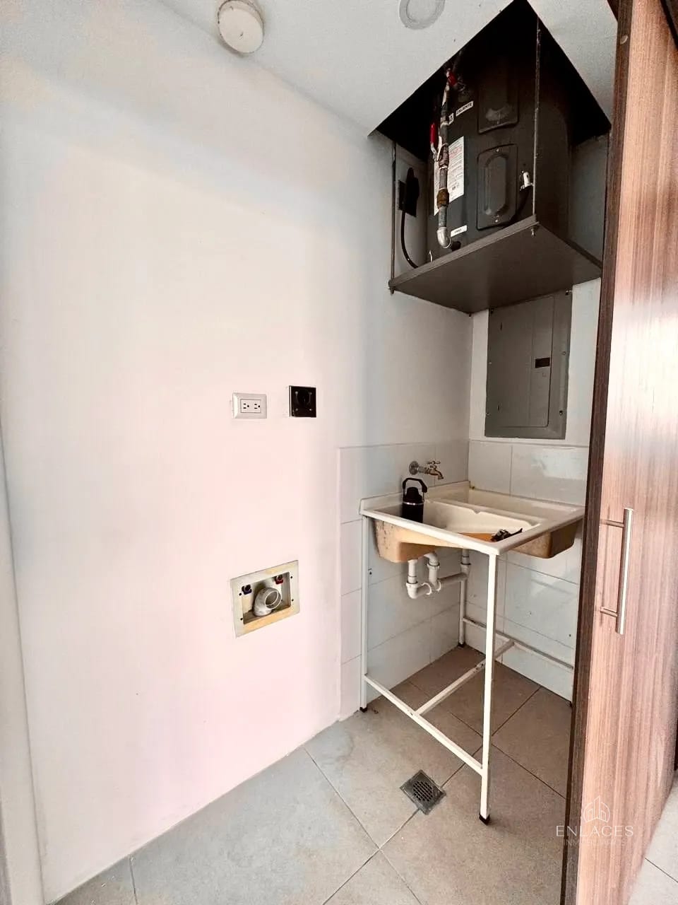 Zona 10 • Apartamento en Renta • Edificio Mira — Apartamento en Alquiler en Mira, Zona 10, Guatemala, Ciudad — foto 11 de 14