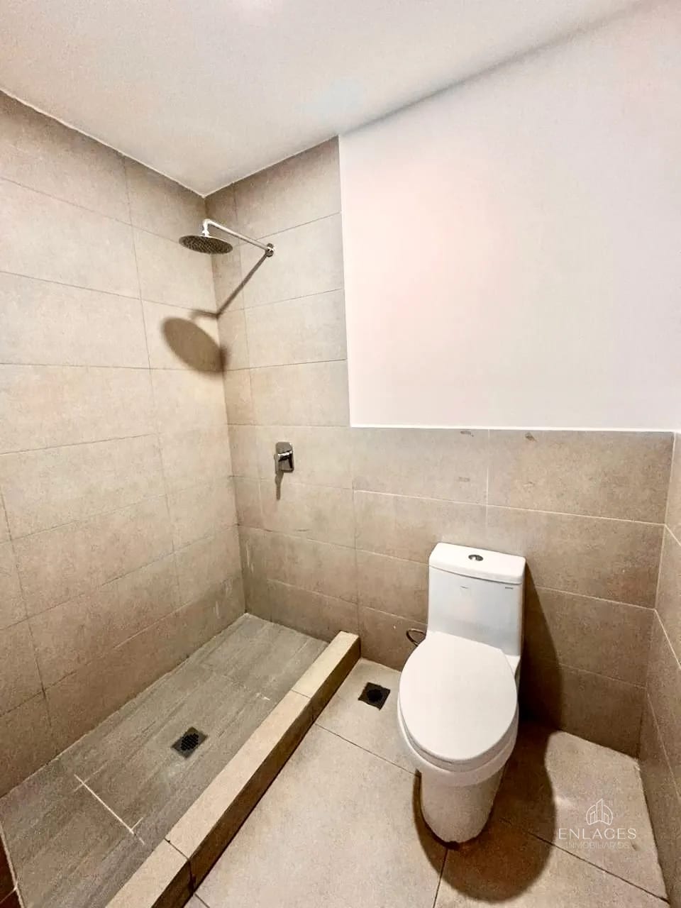 Zona 10 • Apartamento en Renta • Edificio Mira — Apartamento en Alquiler en Mira, Zona 10, Guatemala, Ciudad — foto 7 de 14