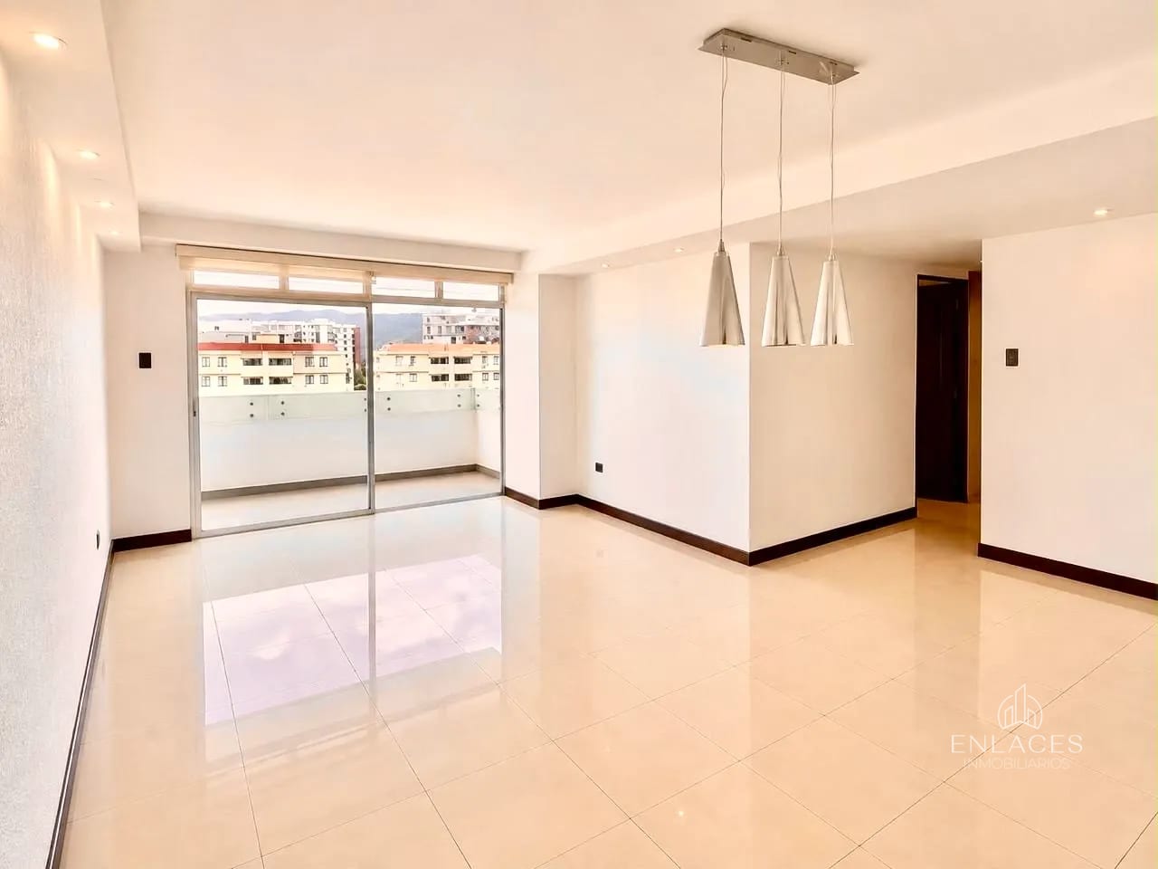 Zona 16 • Apartamento en Renta • Edificio Villas de San Isidro — Apartamento en Alquiler en Villas de San Isidro, Zona 16, Guatemala, Ciudad — foto 3 de 11