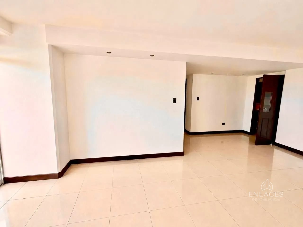 Zona 16 • Apartamento en Renta • Edificio Villas de San Isidro — Apartamento en Alquiler en Villas de San Isidro, Zona 16, Guatemala, Ciudad — foto 8 de 11
