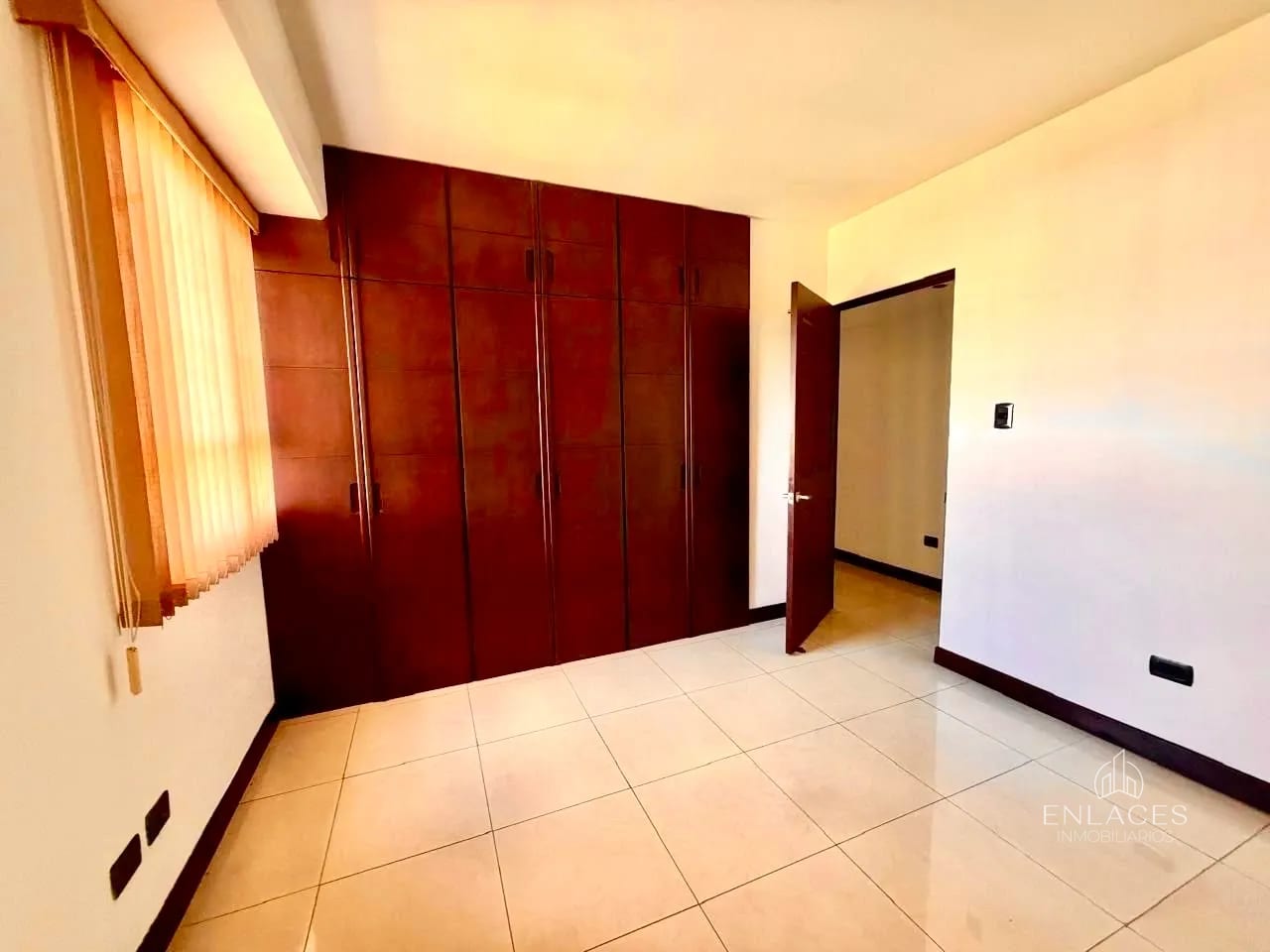 Zona 16 • Apartamento en Renta • Edificio Villas de San Isidro — Apartamento en Alquiler en Villas de San Isidro, Zona 16, Guatemala, Ciudad — foto 10 de 11