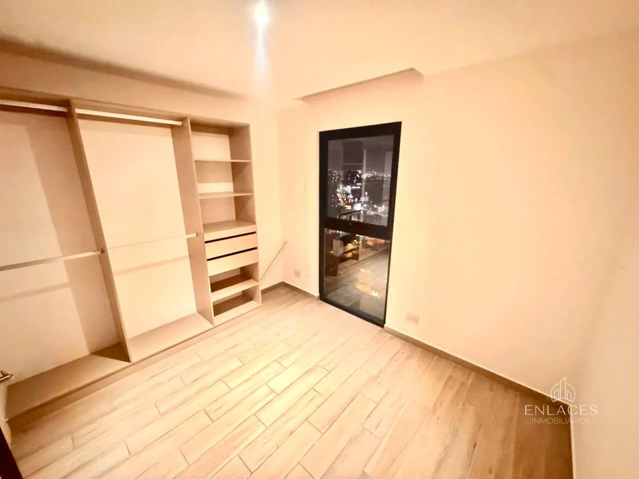 Zona 10 • Apartamento en Renta • Edificio Parque 10 — Apartamento en Alquiler en Parque 10, Zona 10, Guatemala, Ciudad — foto 7 de 15