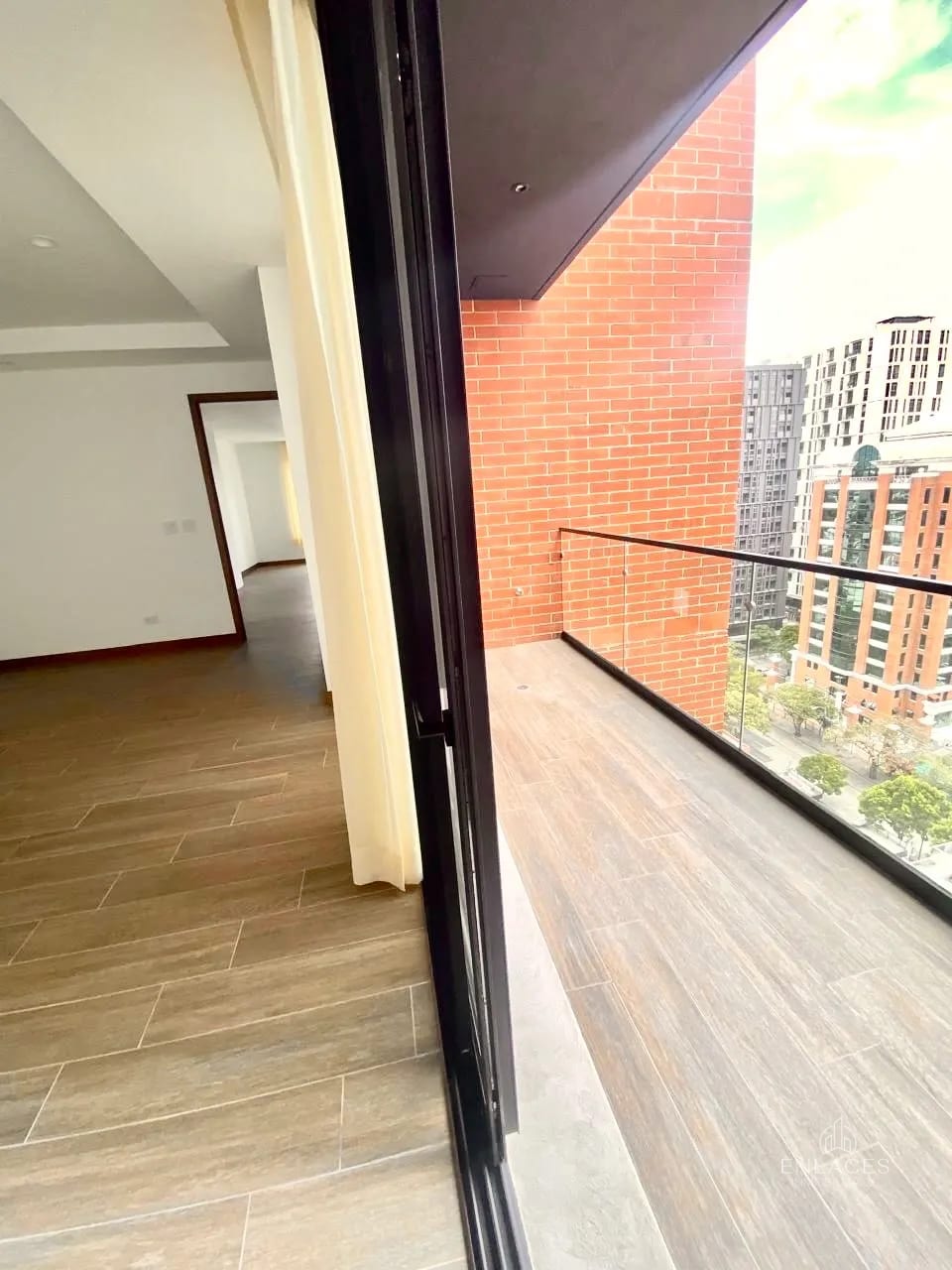 Zona 10 • Apartamento en Renta • Edificio Ferré Diez — Apartamento en Alquiler en Ferré Diez, Zona 10, Guatemala, Ciudad — foto 3 de 15