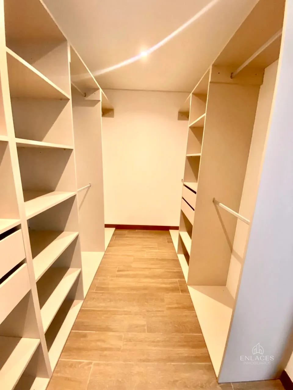 Zona 10 • Apartamento en Renta • Edificio Ferré Diez — Apartamento en Alquiler en Ferré Diez, Zona 10, Guatemala, Ciudad — foto 6 de 15