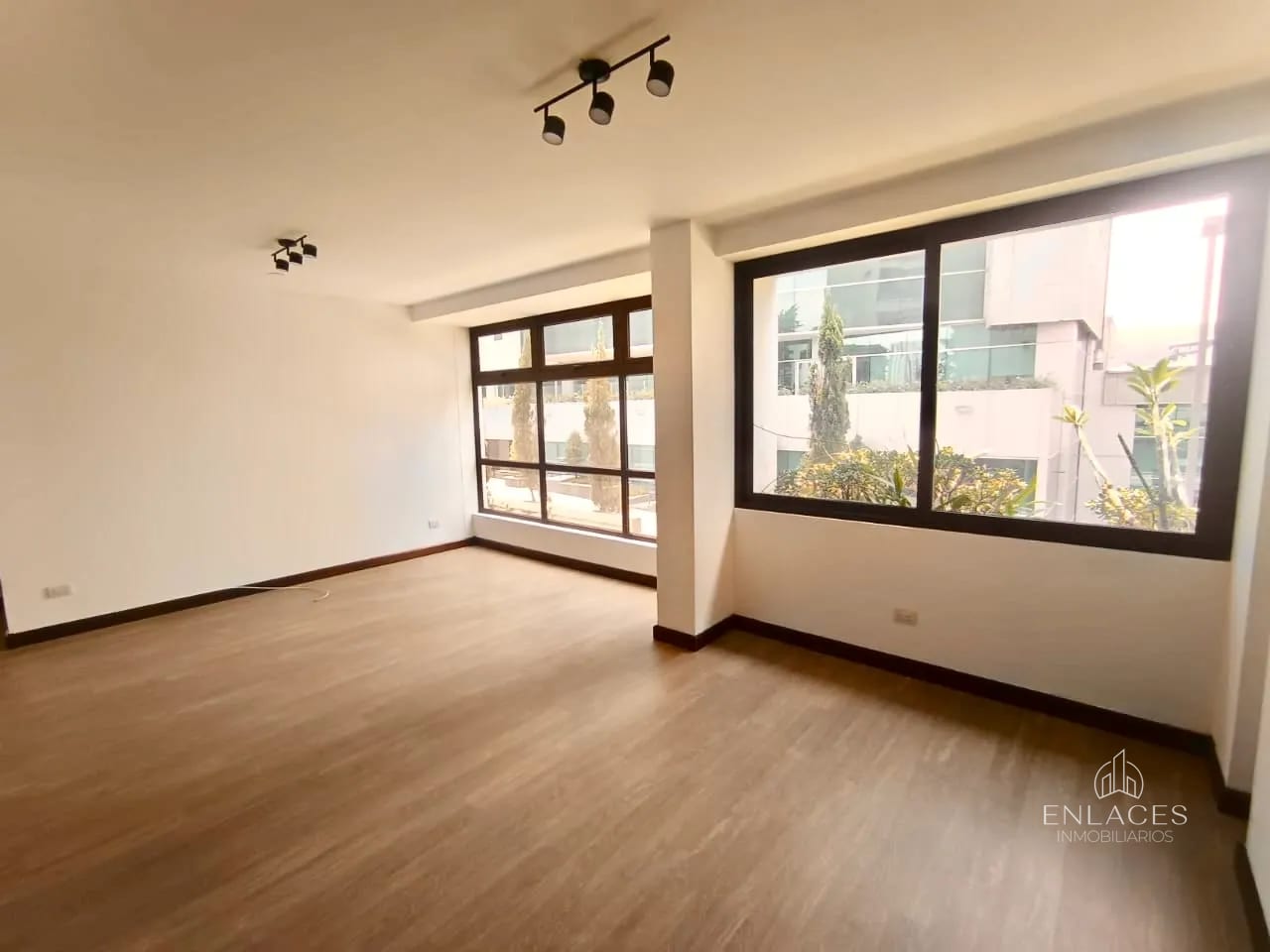 Zona 10 • Apartamento en Renta • Edificio Veinti4 — Apartamento en Alquiler en Veinti4, Zona 10, Guatemala, Ciudad — foto 5 de 17