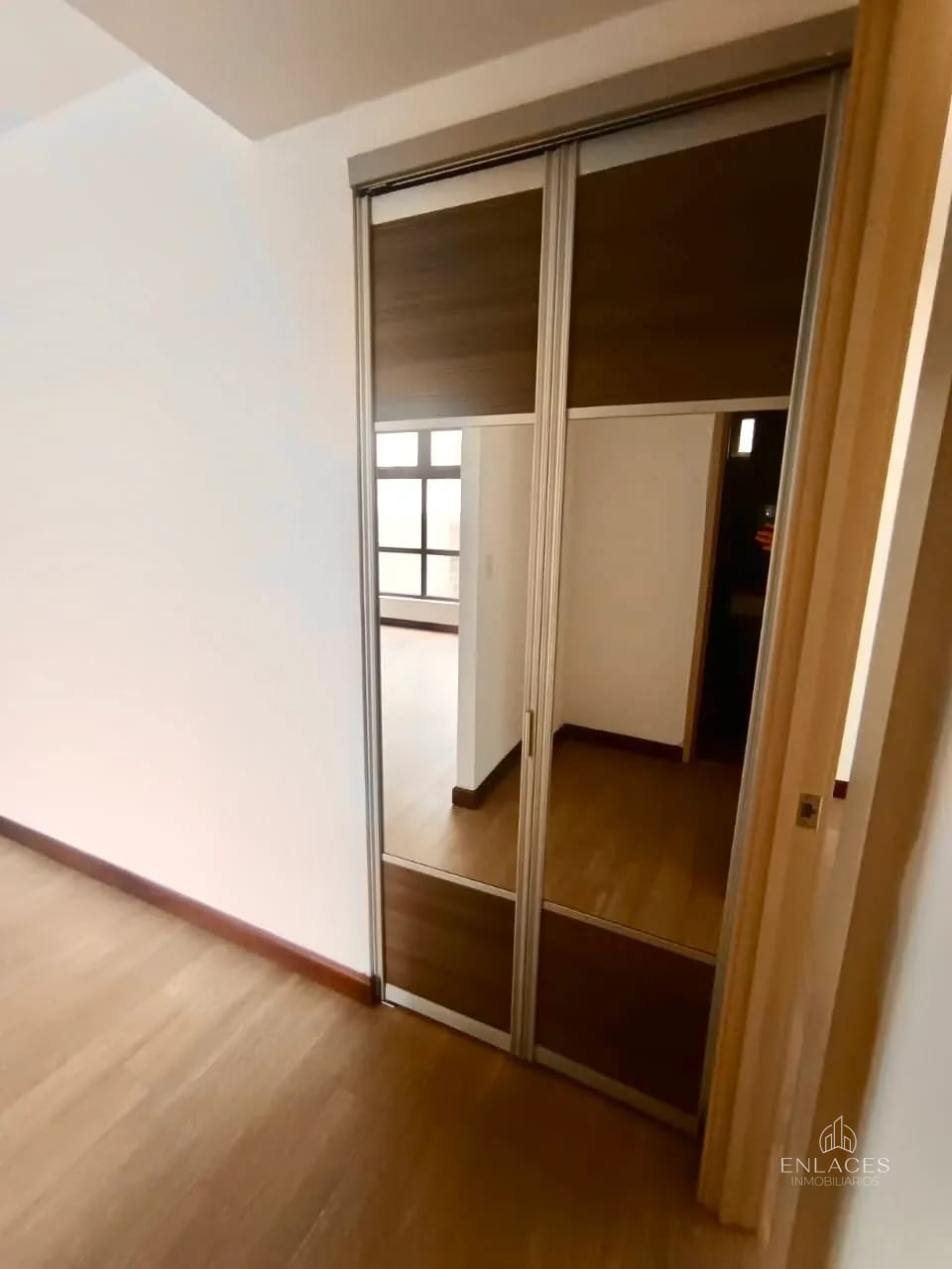 Zona 10 • Apartamento en Renta • Edificio Veinti4 — Apartamento en Alquiler en Veinti4, Zona 10, Guatemala, Ciudad — foto 6 de 17