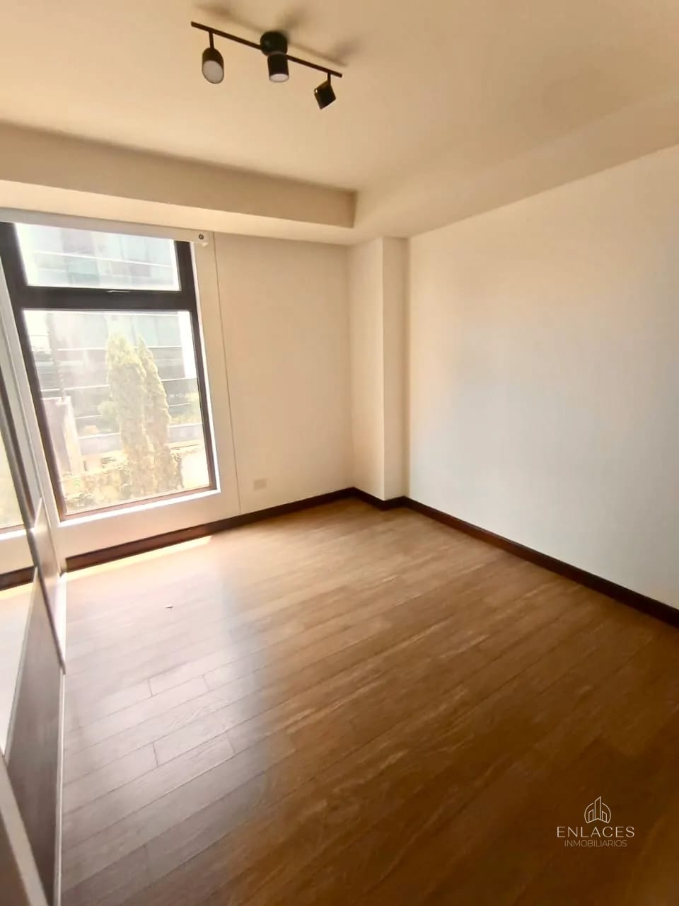 Zona 10 • Apartamento en Renta • Edificio Veinti4 — Apartamento en Alquiler en Veinti4, Zona 10, Guatemala, Ciudad — foto 16 de 17