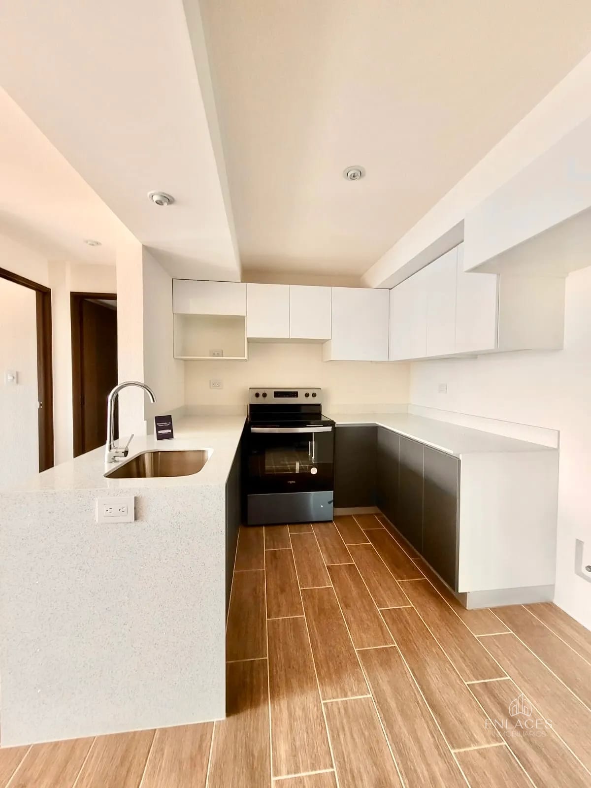 Zona 7 • Apartamento en Renta • Edificio Parque Mateo — Apartamento en Alquiler en Parque Mateo, Zona 7, Guatemala, Ciudad — foto 1 de 12