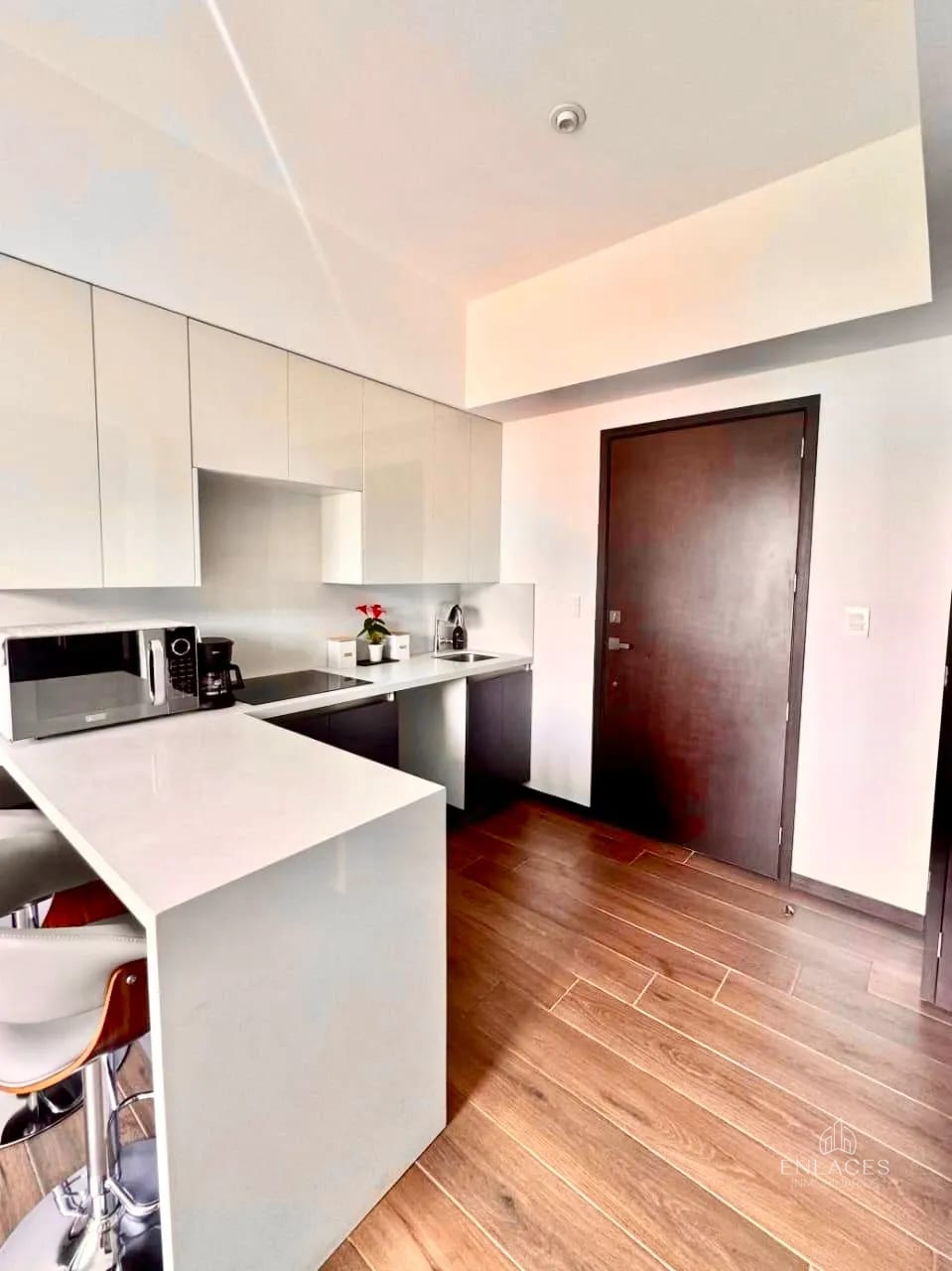 Zona 10 • Apartamento Amueblado en Venta • Edificio Casa San Ignacio — Apartamento en Venta en Zona 10, Guatemala, Ciudad — foto 1 de 7