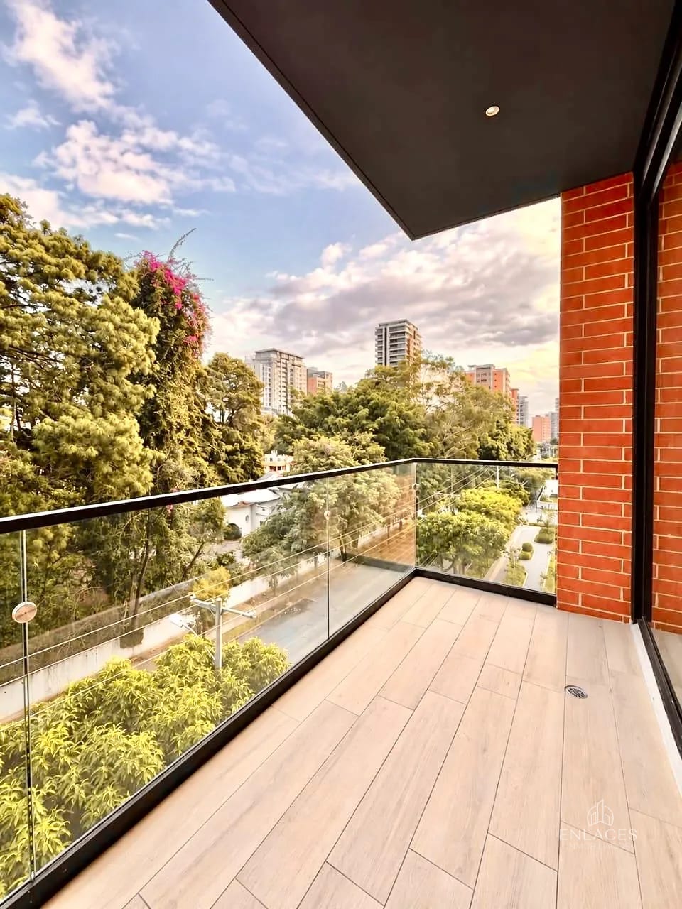 Zona 10 • Apartamento Nuevo en Renta • Edificio Ferré Diez — Apartamento en Alquiler en Ferré Diez, Zona 10, Guatemala, Ciudad — foto 4 de 11