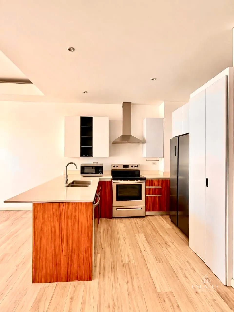 Zona 16 • Apartamento en Venta • Edificio Lirios Cayalá 1 — Apartamento en Venta en Lirios de Cayalá I, Zona 16, Guatemala, Ciudad — foto 2 de 8