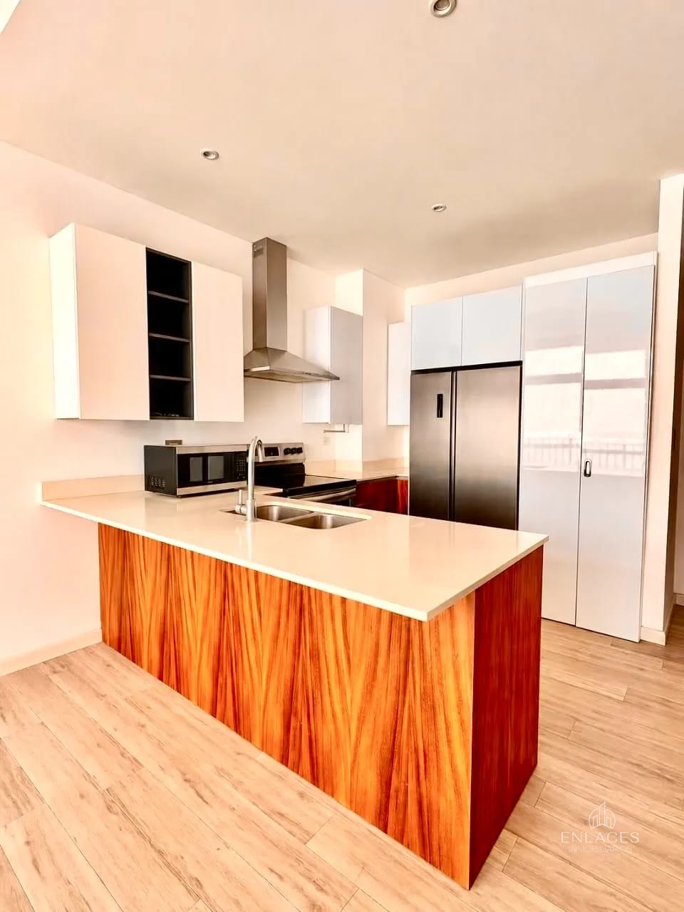 Zona 16 • Apartamento en Venta • Edificio Lirios Cayalá 1 — Apartamento en Venta en Lirios de Cayalá I, Zona 16, Guatemala, Ciudad — foto 1 de 8
